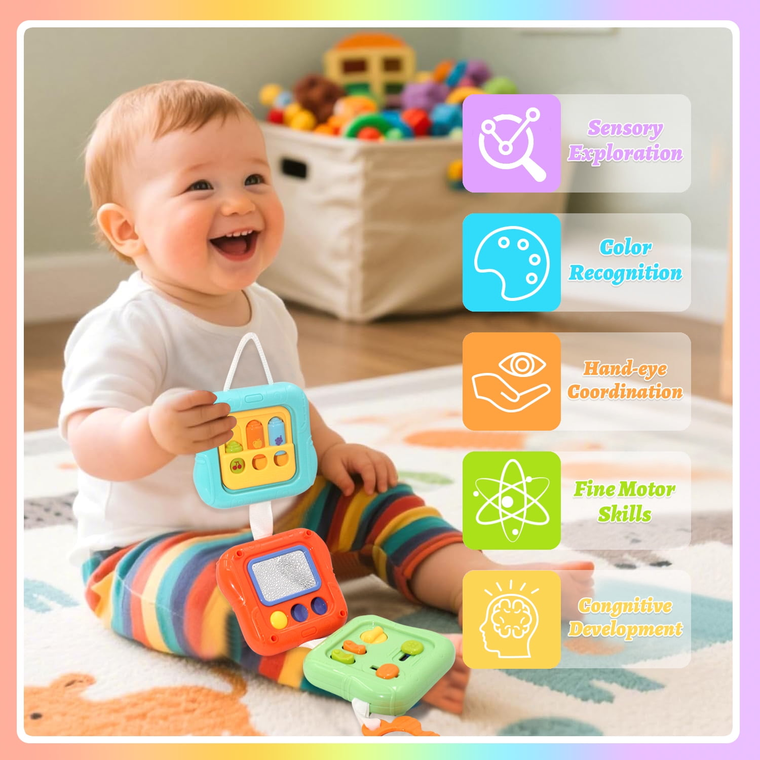 Ein lächelndes Baby spielt mit bunten Spielzeugen. Icons erklären Entwicklungsvorteile.