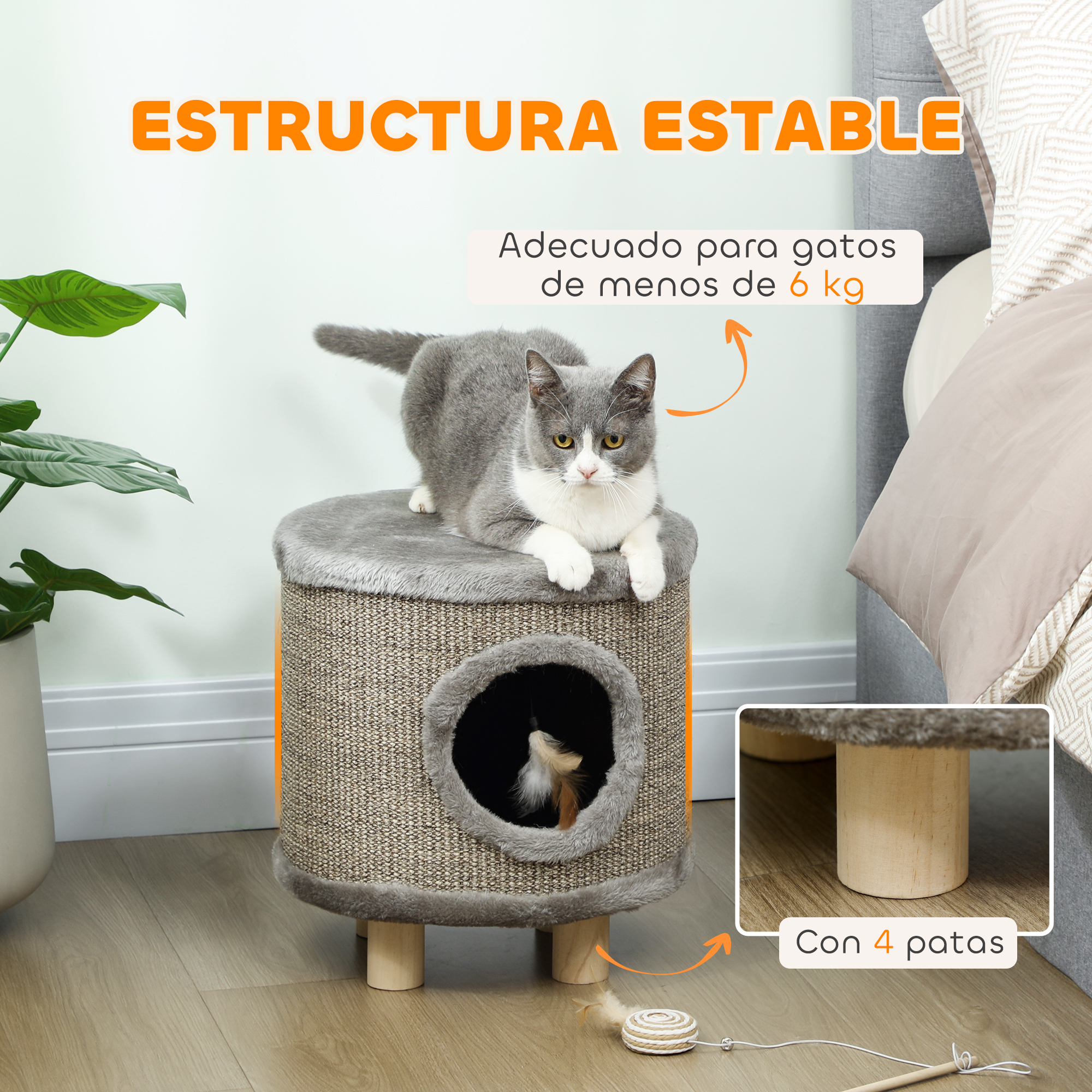 Gato gris y blanco sentado en un rascador con agujero y juguete.
