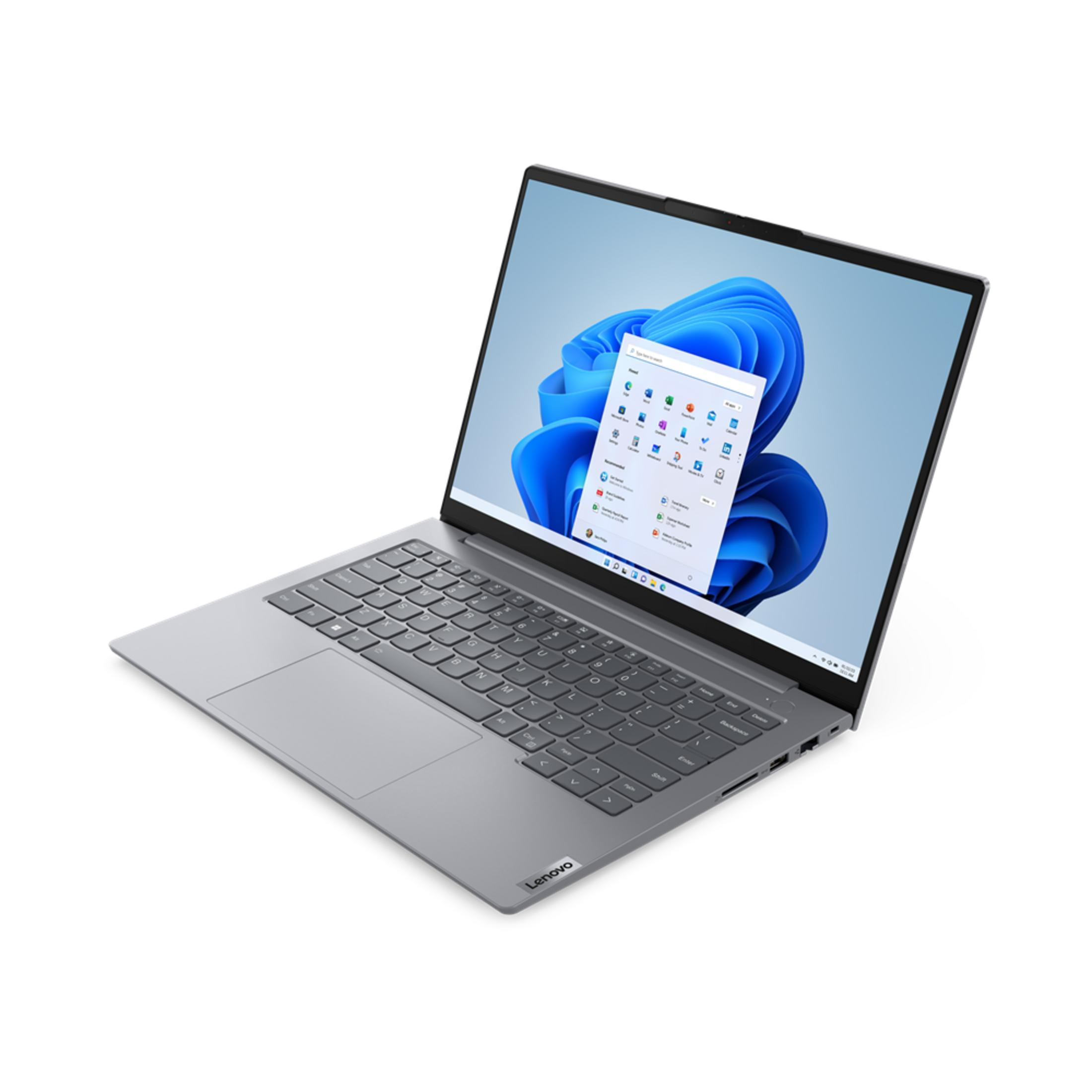 Ein geöffneter silberner Lenovo Laptop mit Windows 11-Hintergrund.