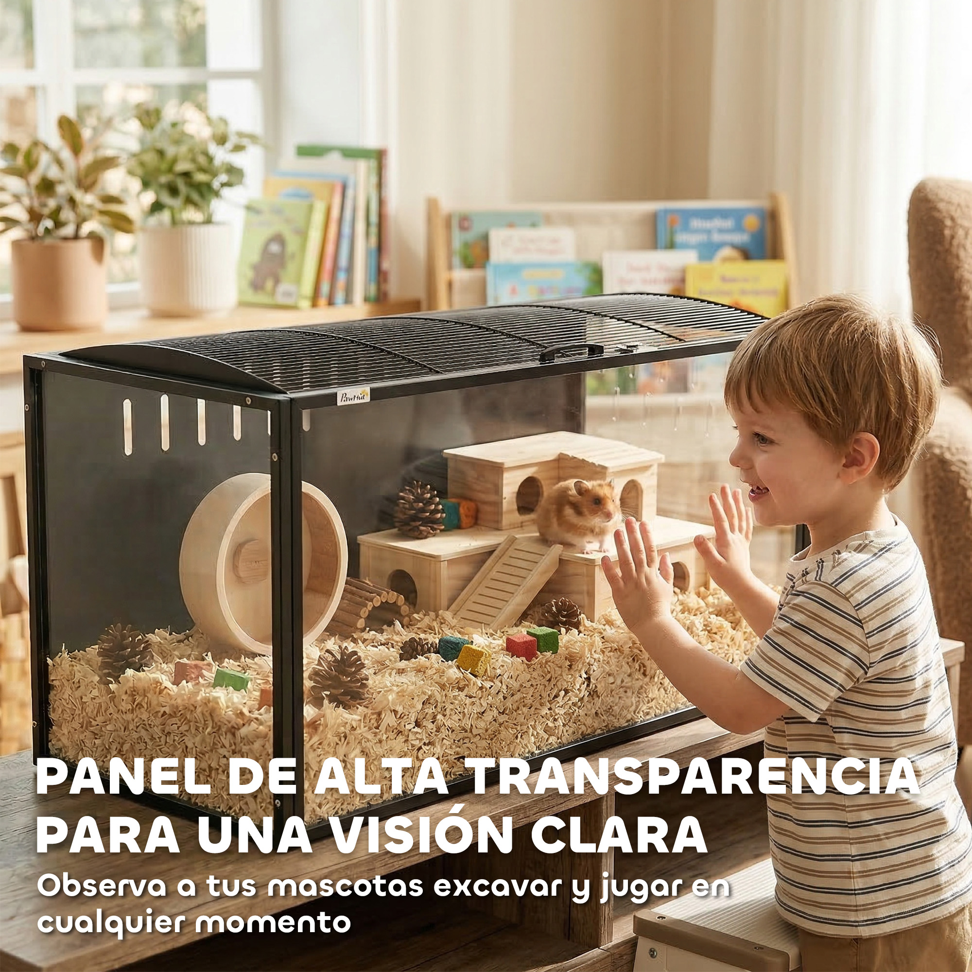 Un niño mira una jaula de hámster con rueda y casa de madera. Estanterías al fondo.