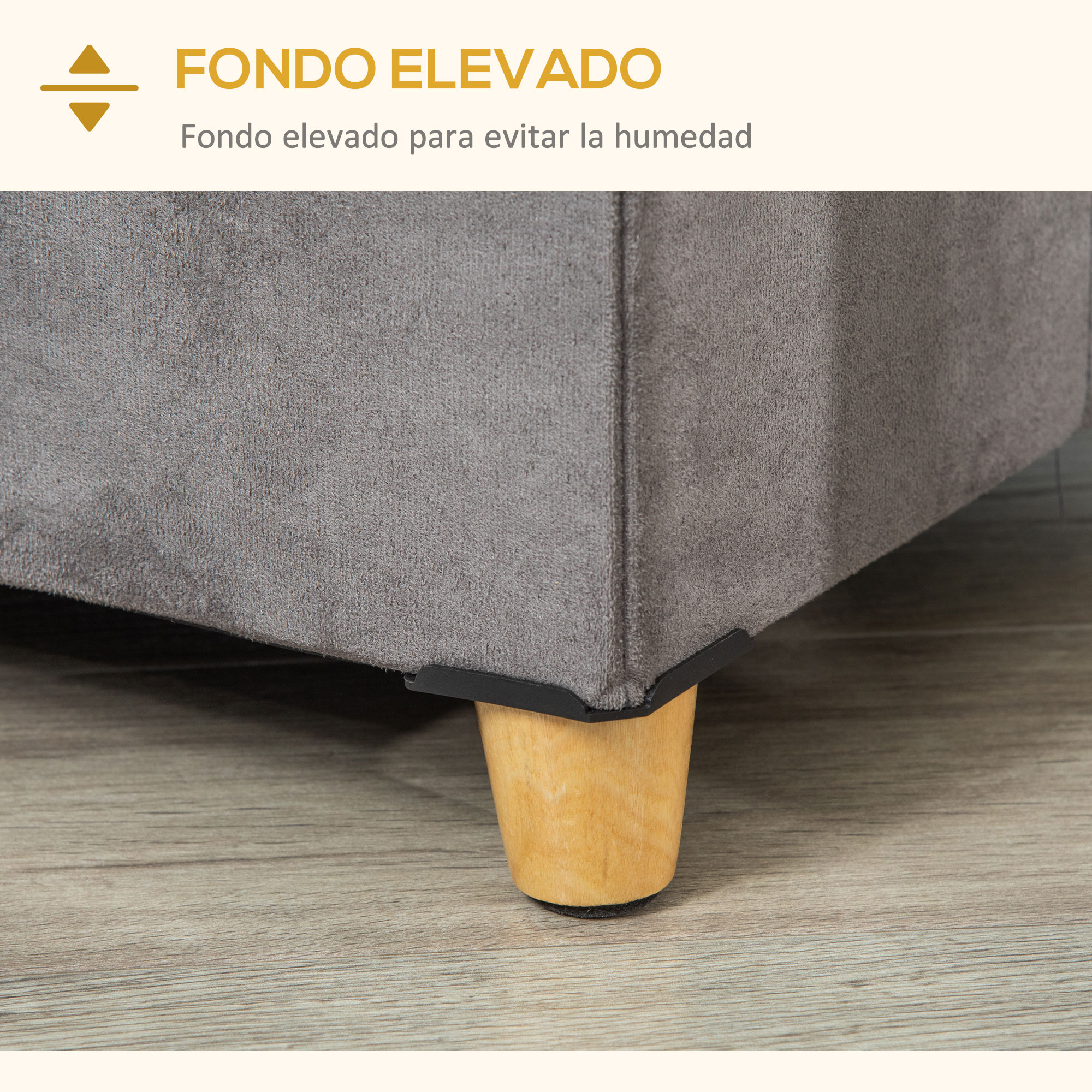 Base de mueble de tela gris con patas de madera sobre suelo de madera. Protectores negros.