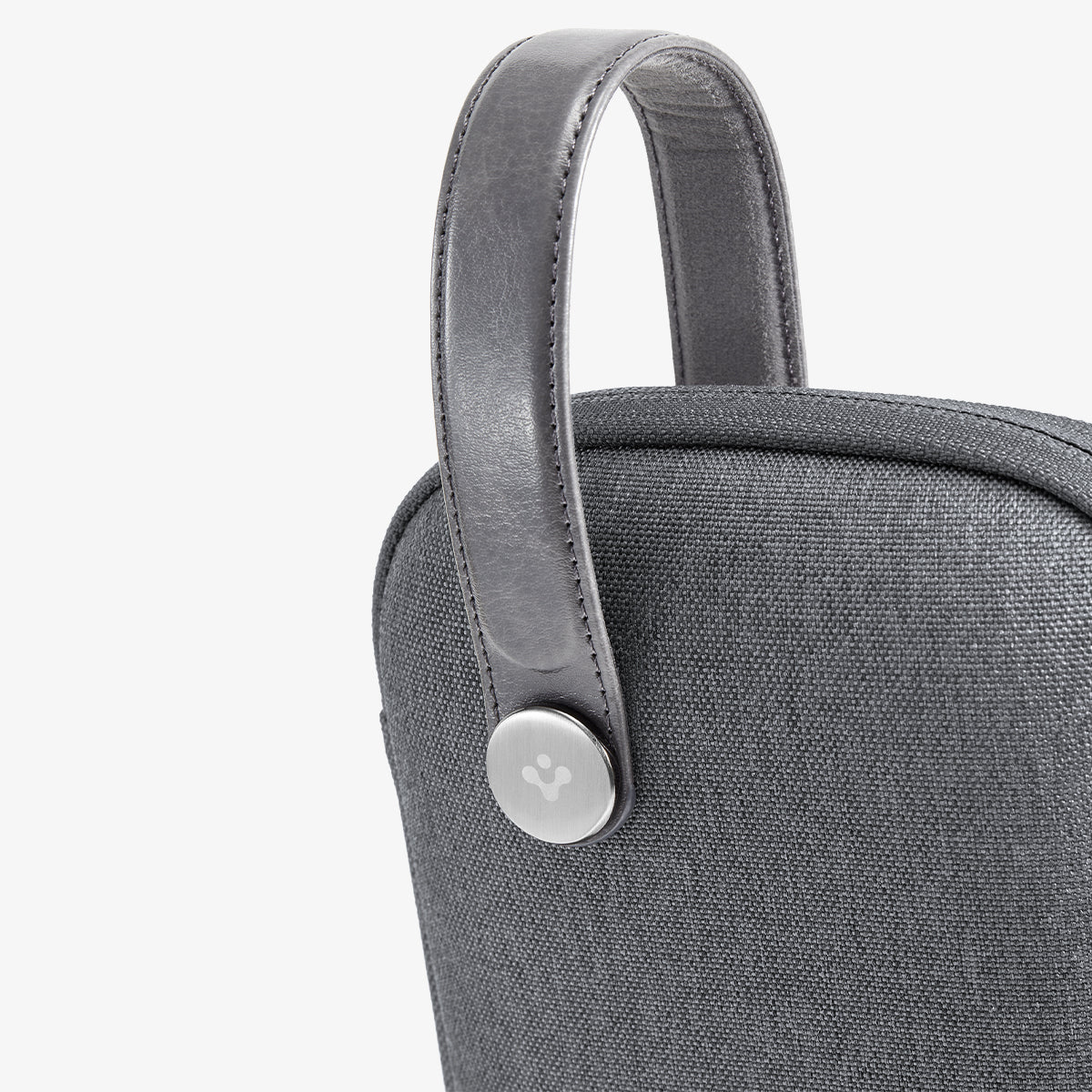 Borsa grigia con manico in pelle ed emblema argentato su sfondo bianco.