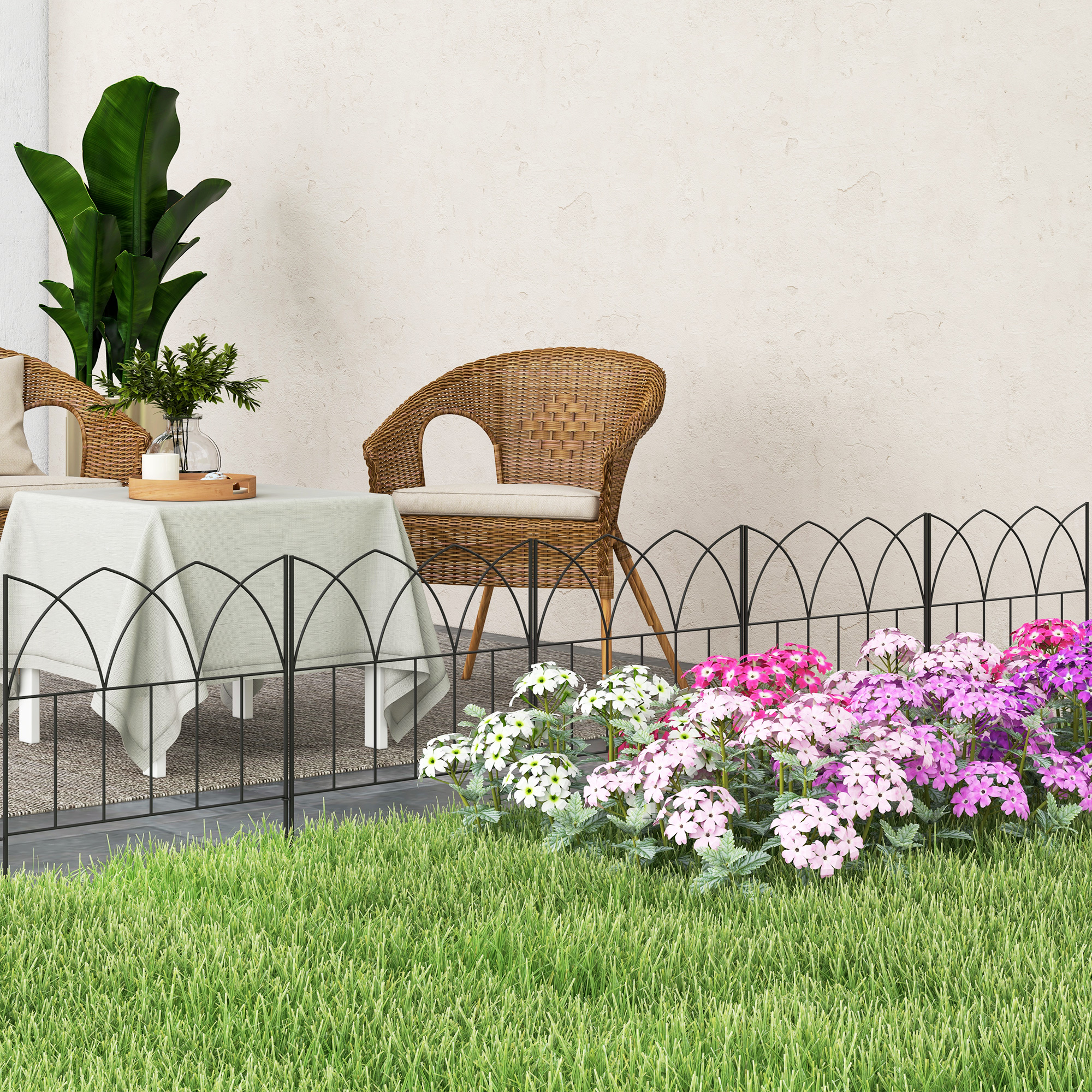 Mobiliario de exterior con mesa, sillas y flores frente a una pared.