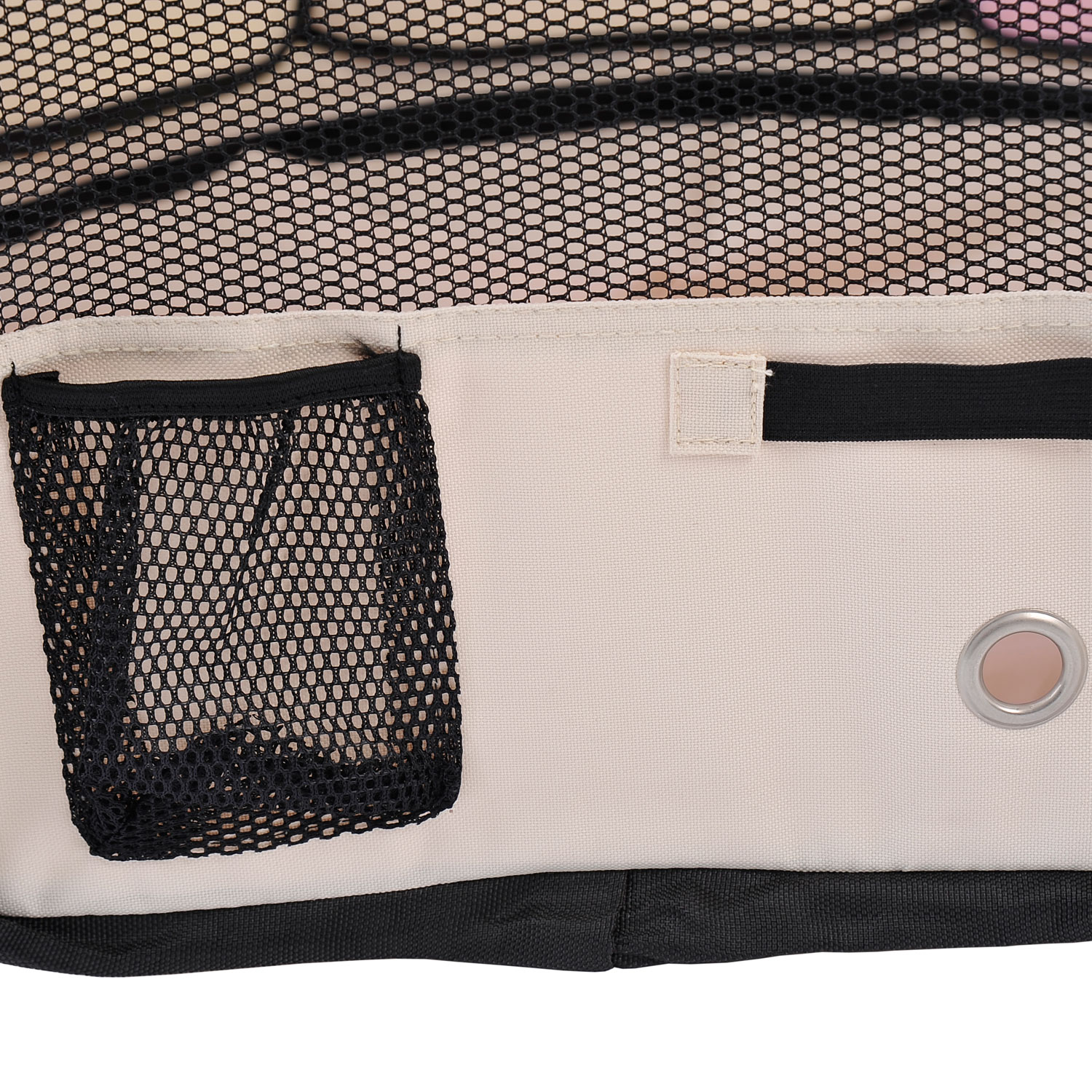 Bolsa beige con bolsillos de malla negros, correa y ojal.