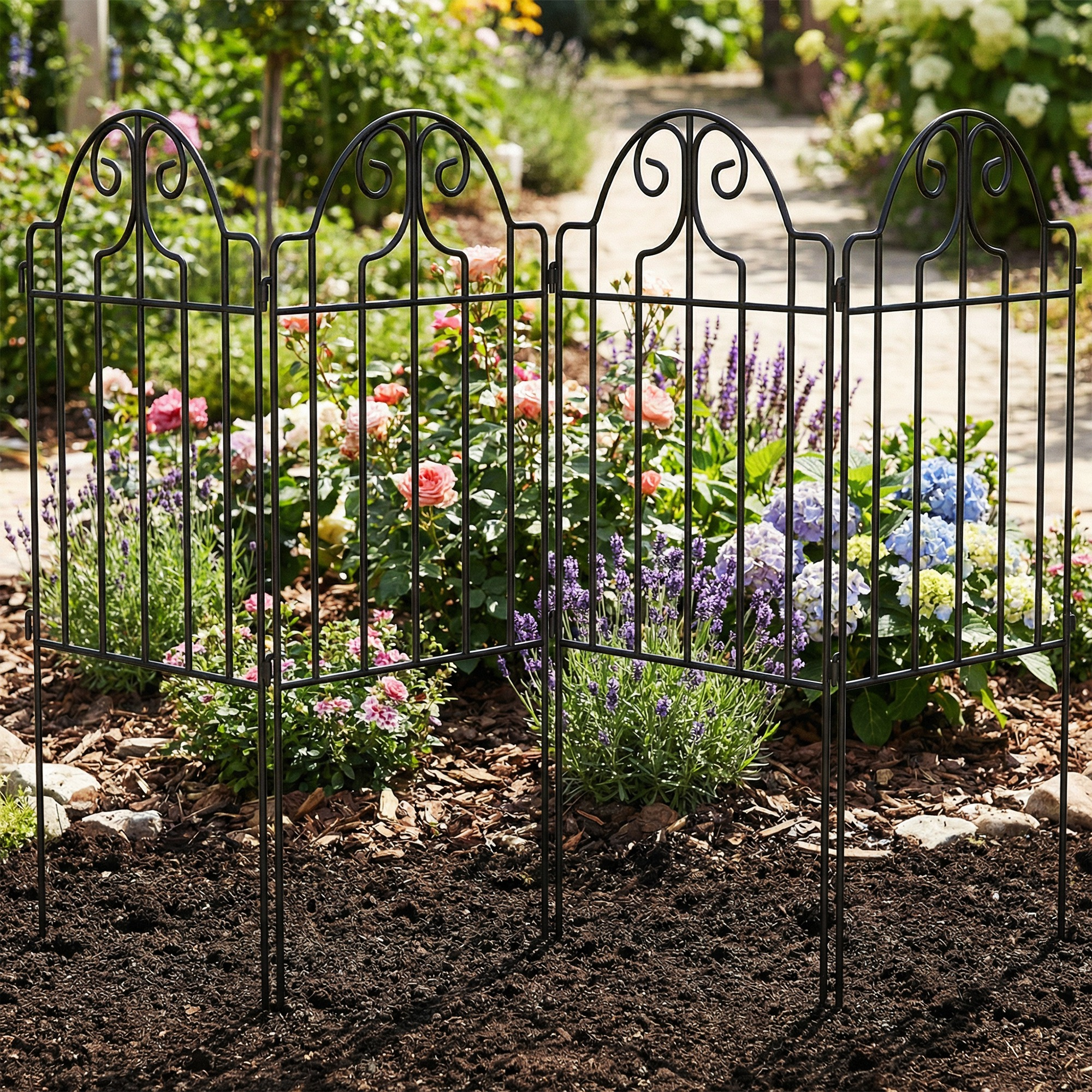 Una valla de jardín de metal negro con rosas, lavanda e hortensias.