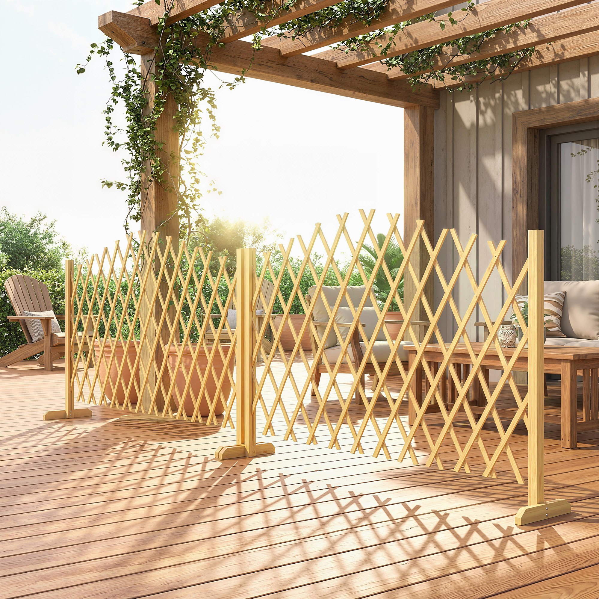 Una pantalla de celosía de madera en una terraza de madera bajo una pérgola con enredaderas.