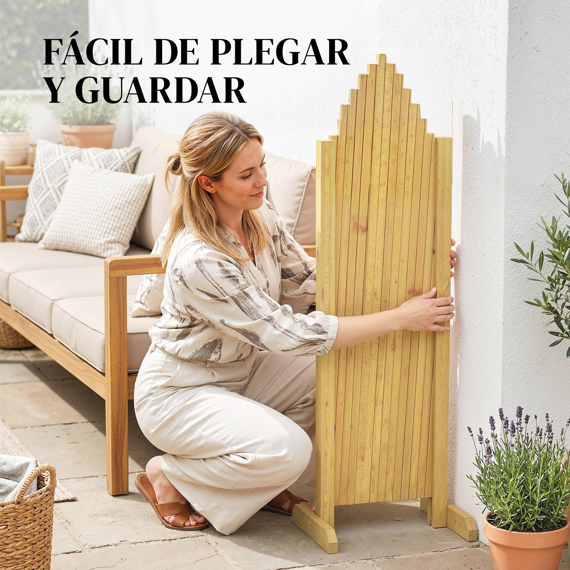 Una mujer se arrodilla en un patio, doblando una pantalla de privacidad de madera.