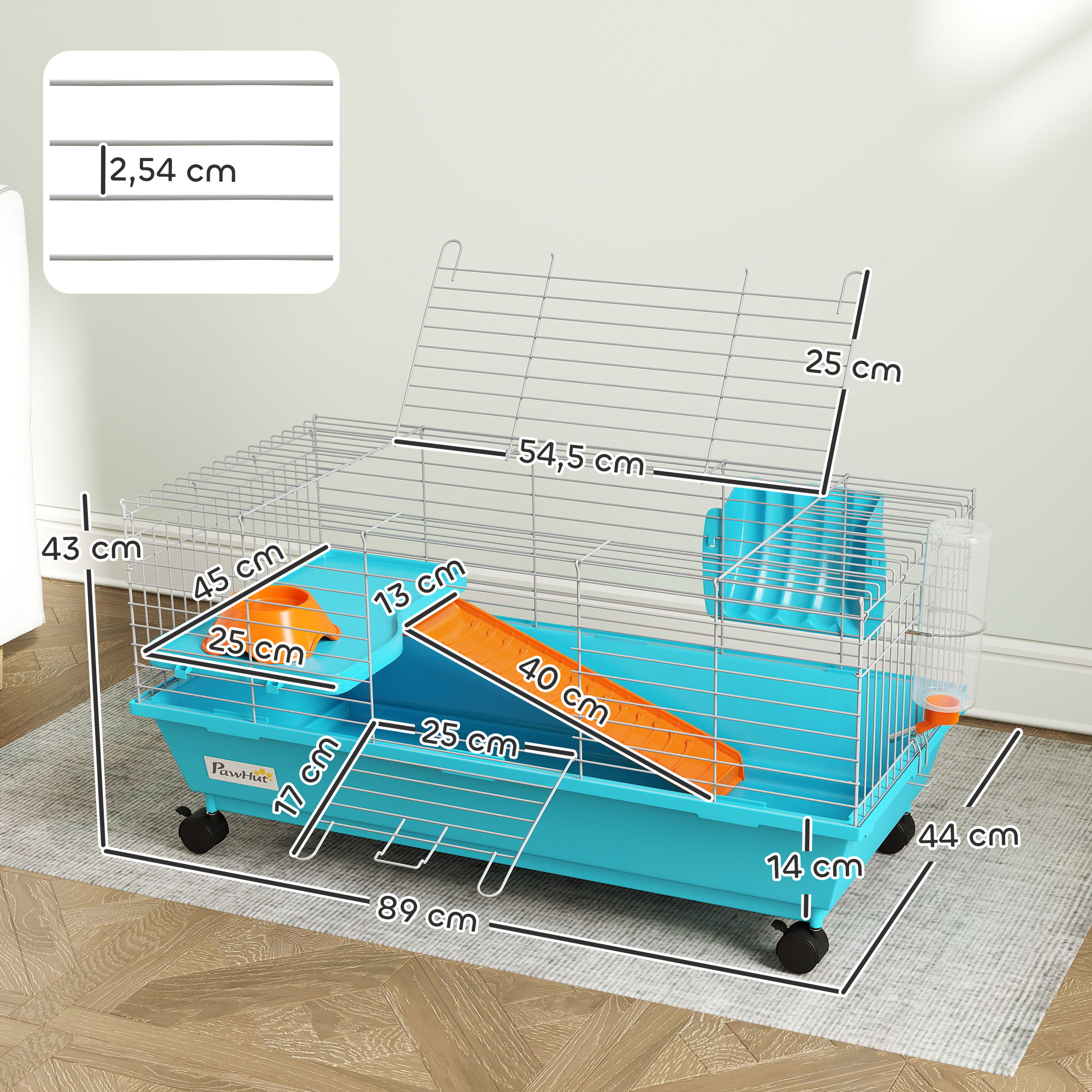 Una jaula azul para animales pequeños con rampa, bebedero y dimensiones.