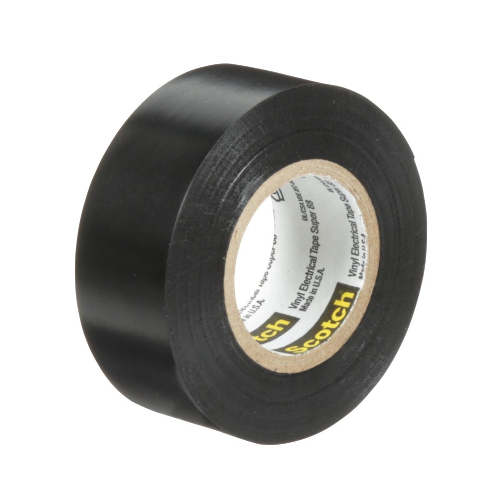 Un rotolo di nastro isolante nero con marchio Scotch e testo visibile.