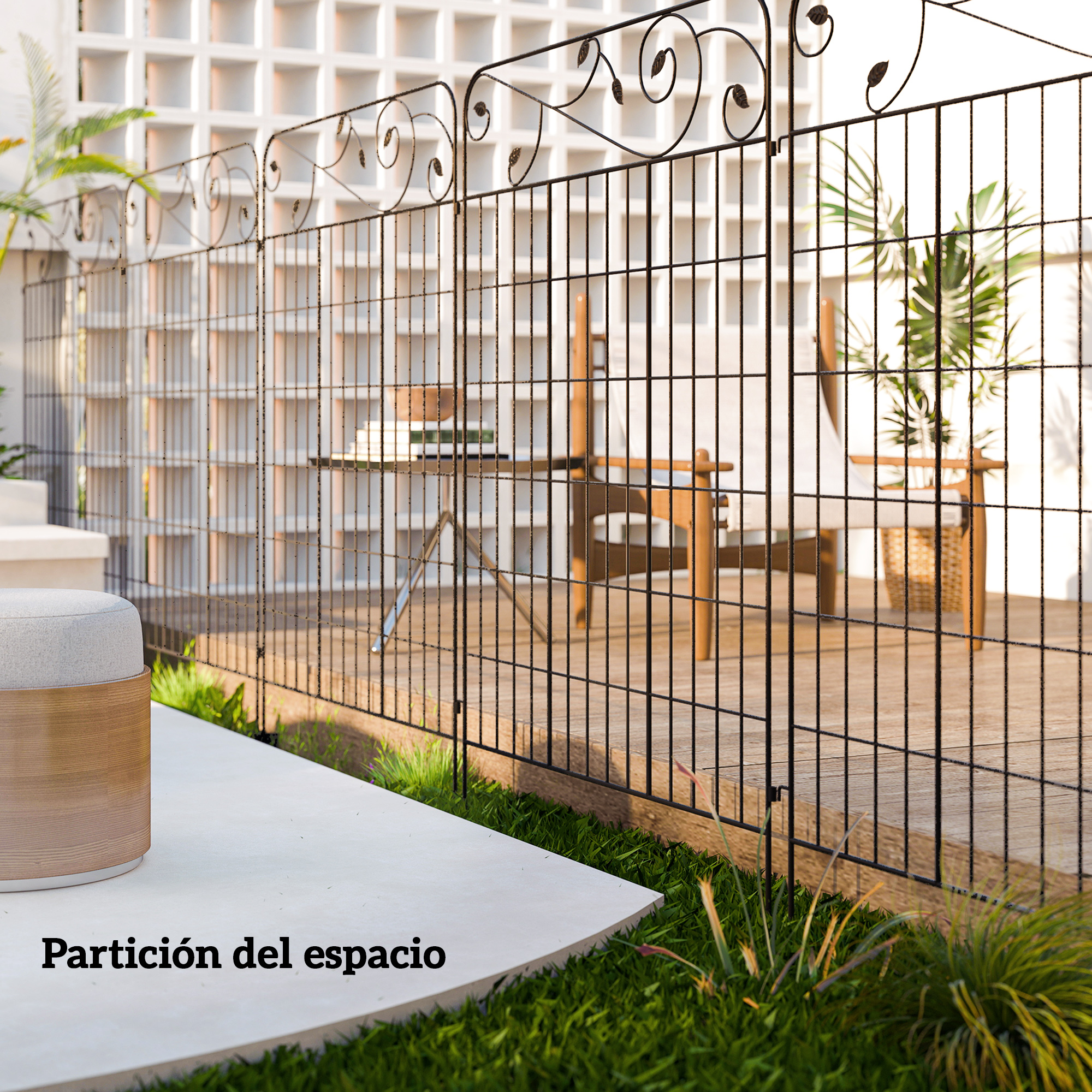 Una valla de metal negro separa una zona de asientos con suelo de madera de césped verde.