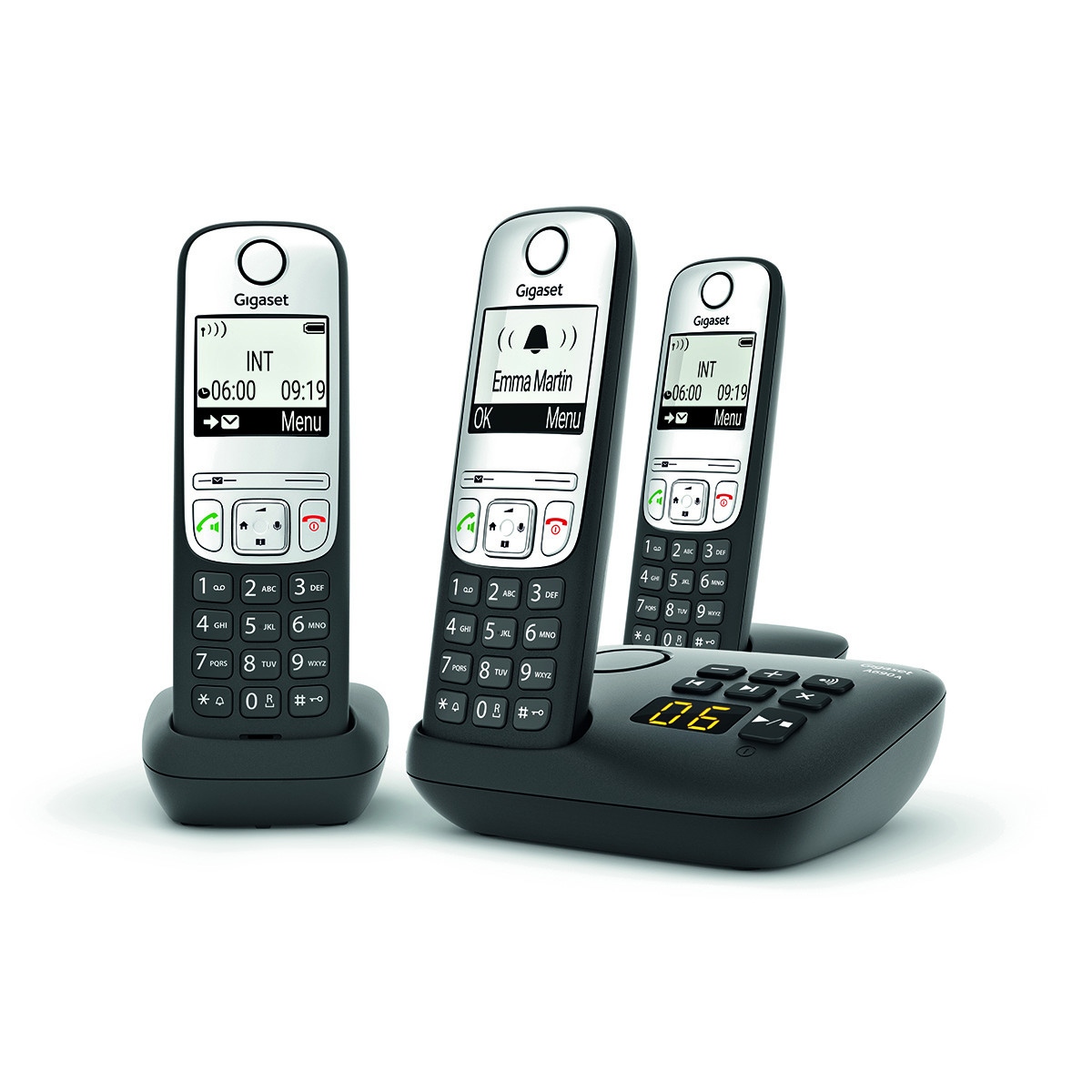 Tre telefoni cordless Gigaset, due portatili e uno su base di ricarica, su sfondo bianco.