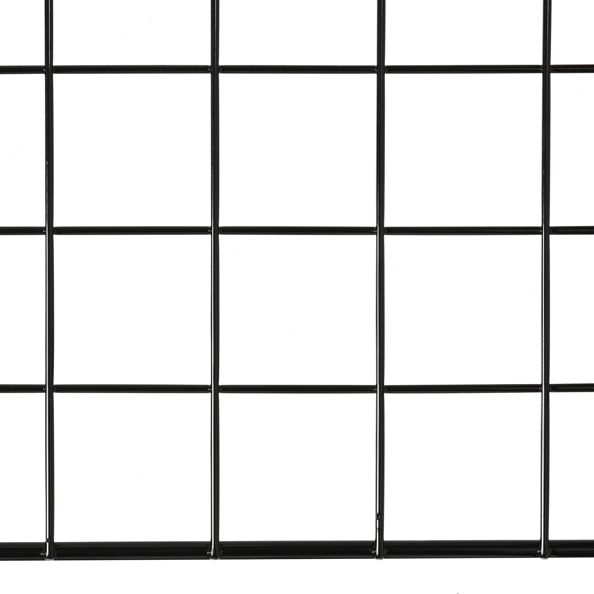 Una rejilla de metal negra con aberturas rectangulares sobre fondo blanco.