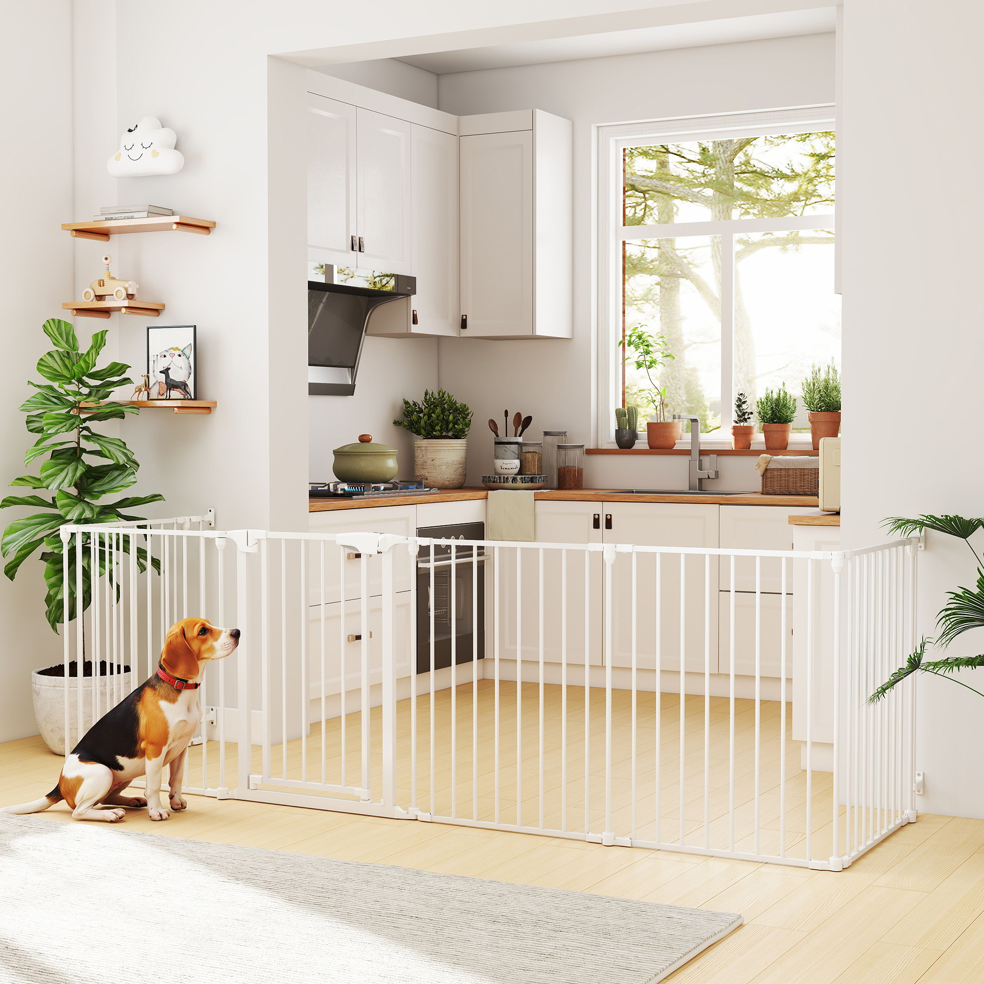Un beagle se sienta frente a una barrera para bebés blanca en una cocina moderna con suelo de madera.