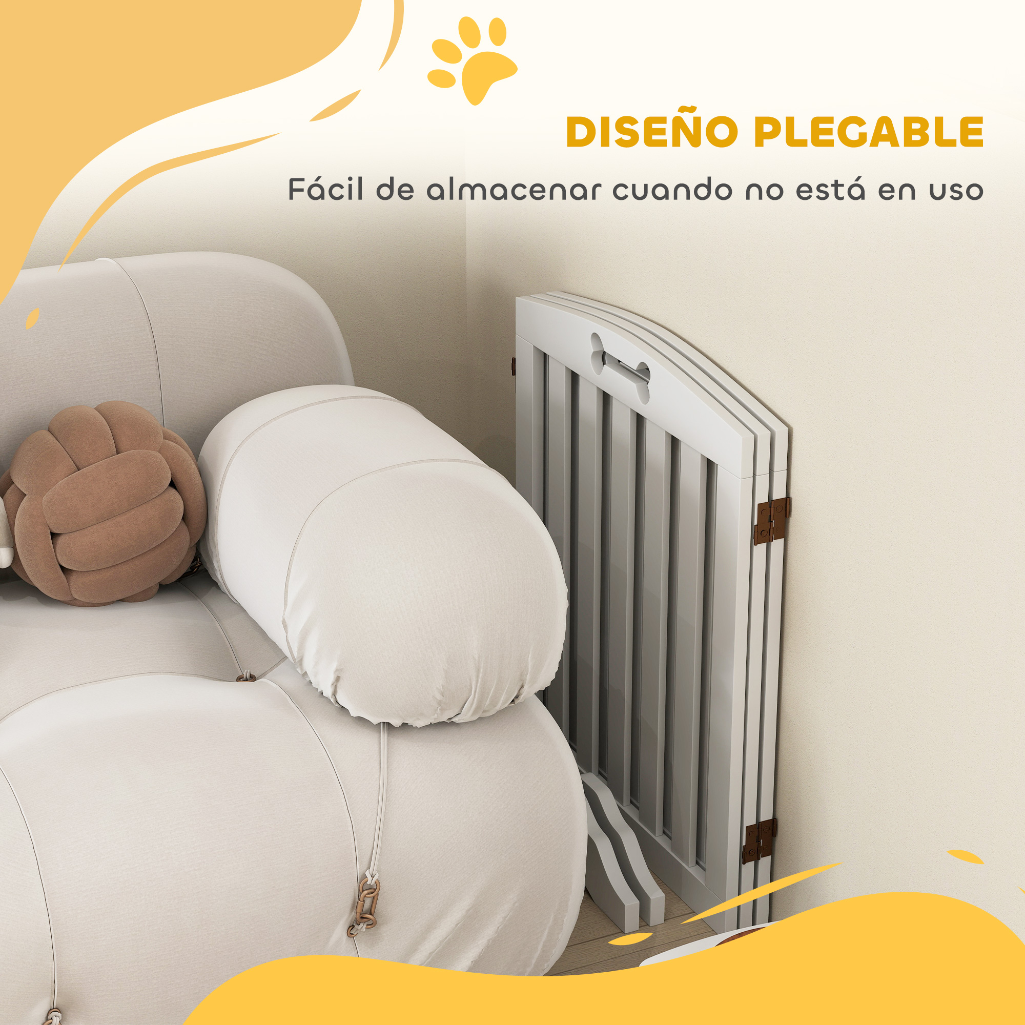 Una puerta plegable blanca para mascotas junto a un sofá beige con cojines.