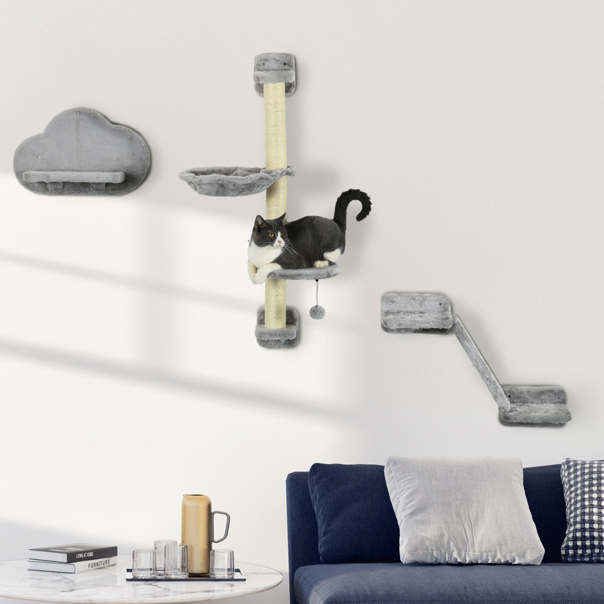 Árboles rascadores grises de pared con un gato sentado.