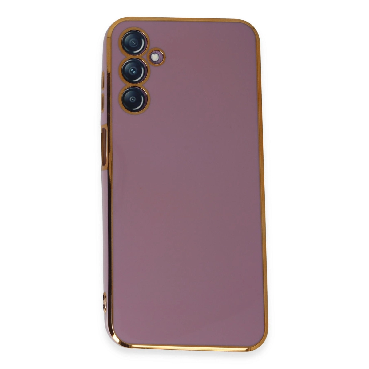 Üç kameralı mor telefon kılıfı, altın süslemeli, beyaz arka plan üzerinde.