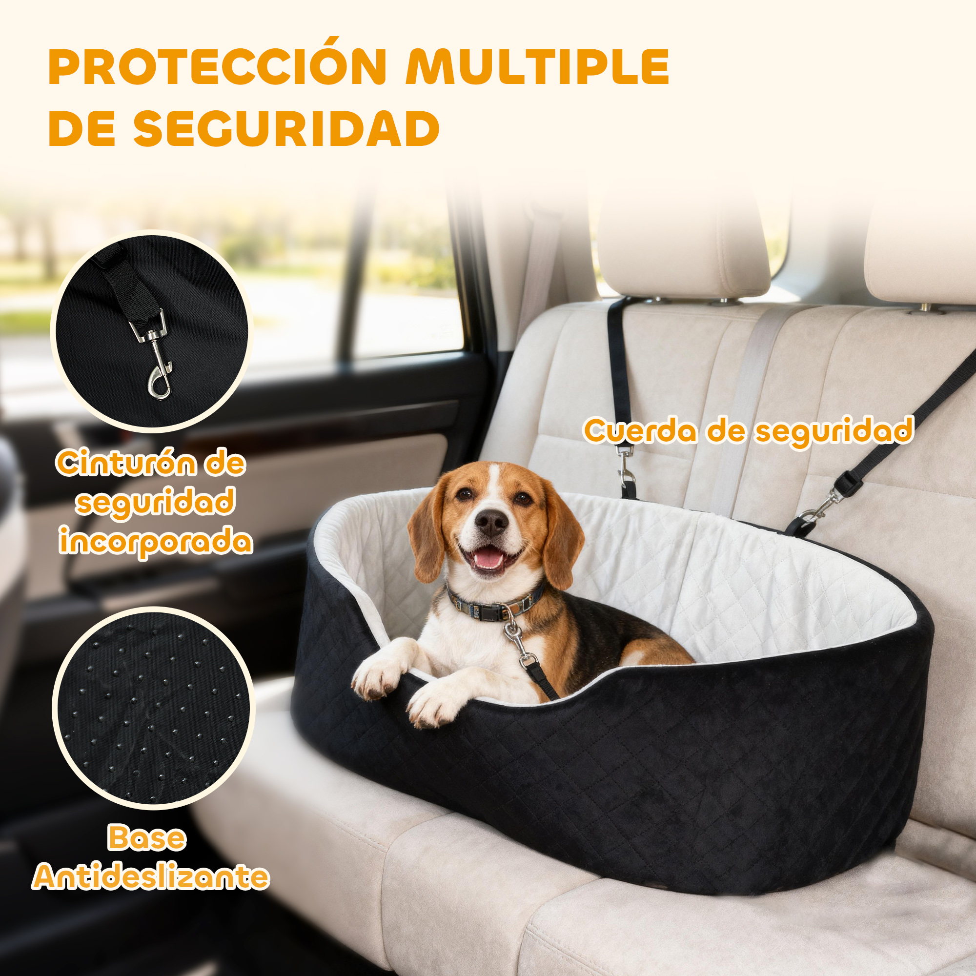 Un perro beagle se sienta en un asiento elevador negro en un asiento de coche beige.