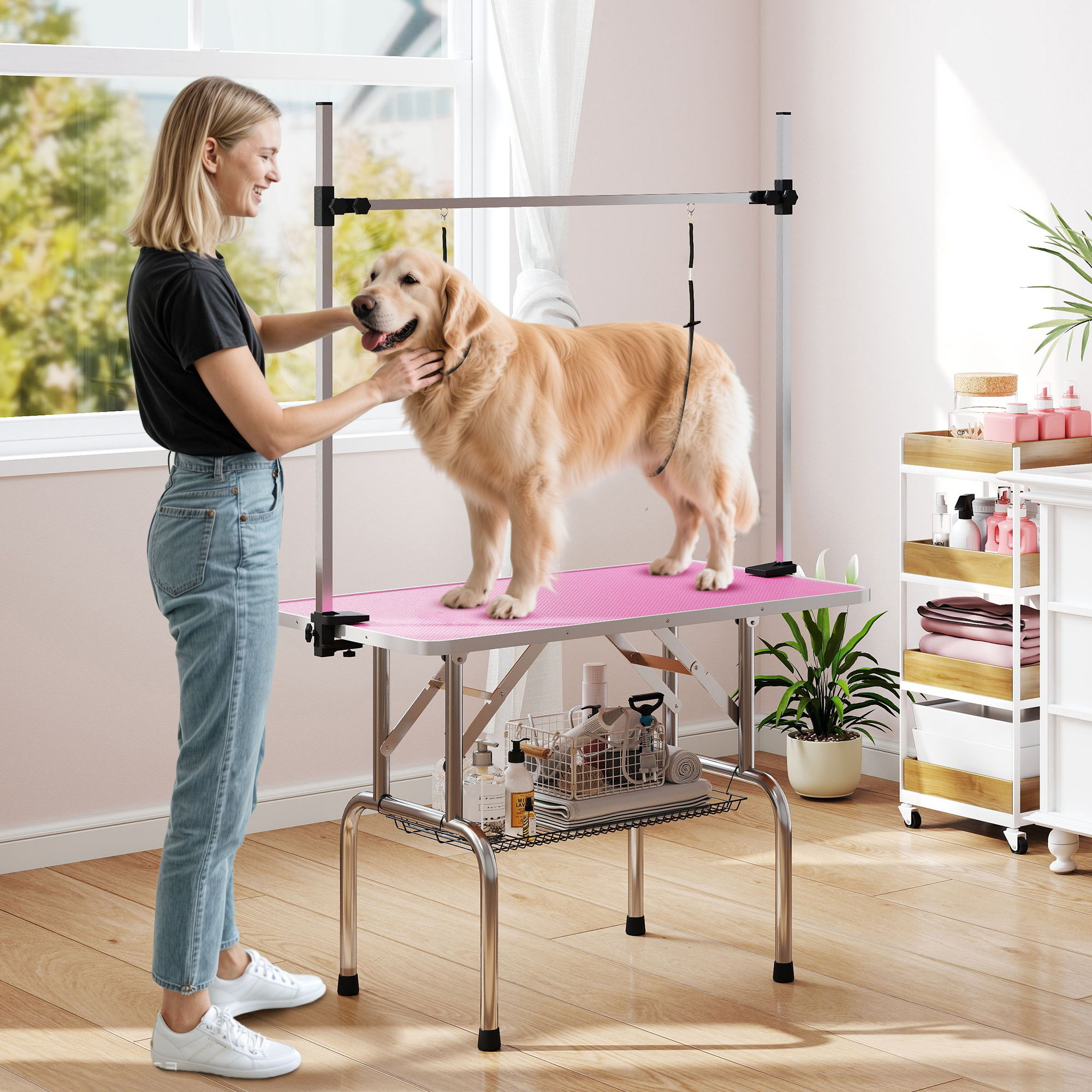 Mujer acicalando golden retriever en mesa rosa con herramientas y plantas.