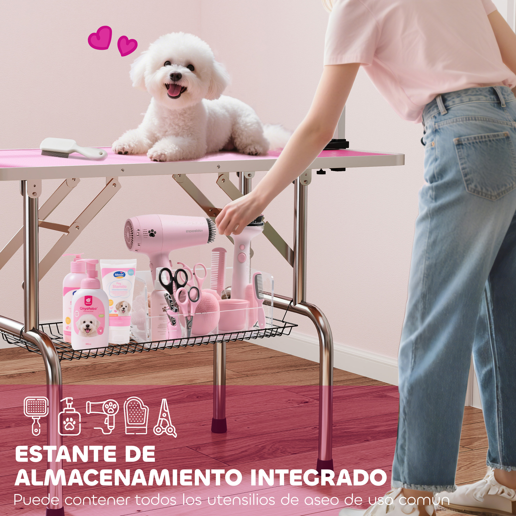 Un Bichón Frisé blanco yace en una mesa de aseo rosa con productos para mascotas.