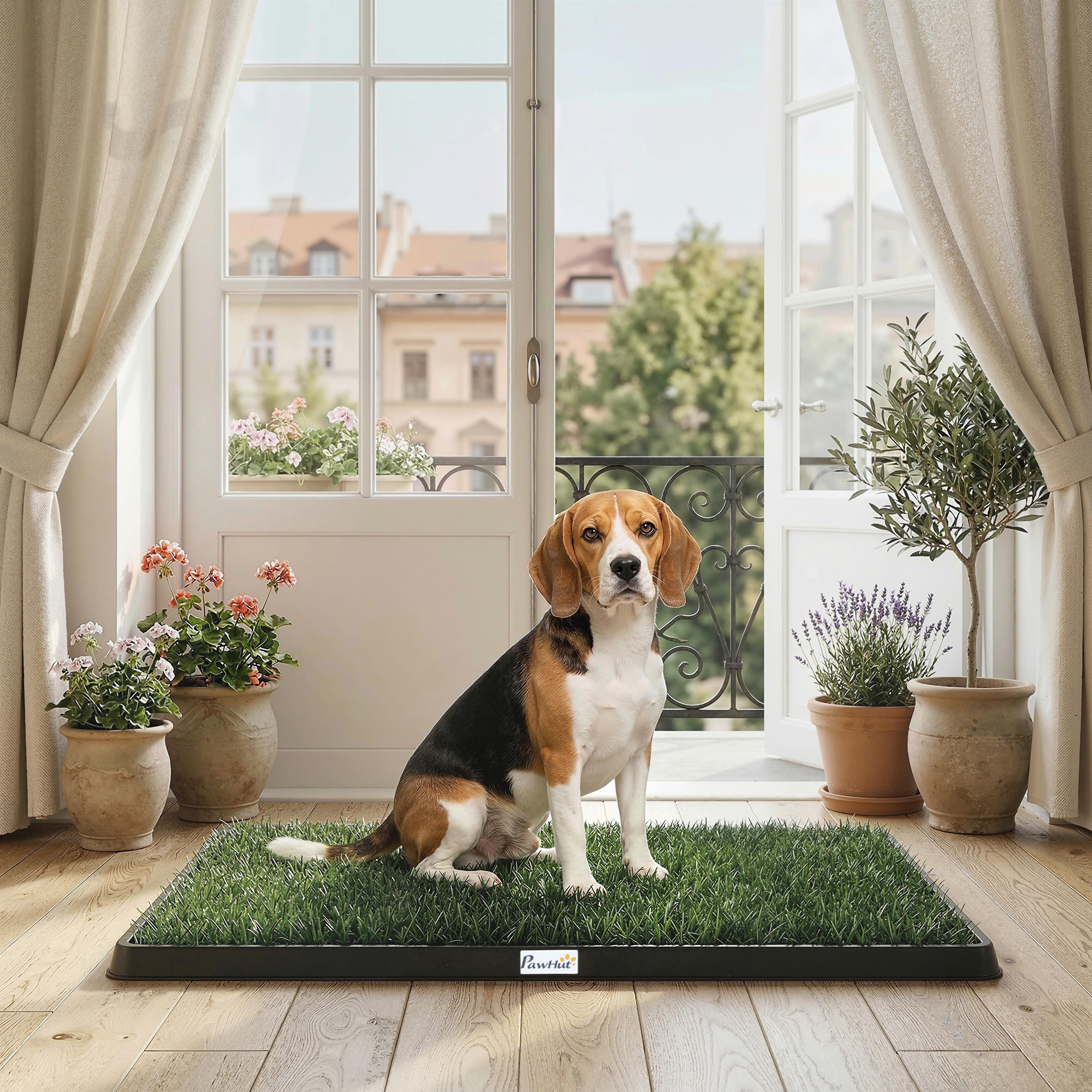 Un beagle se sienta en un orinal de césped artificial para perros en interior, con plantas al lado.