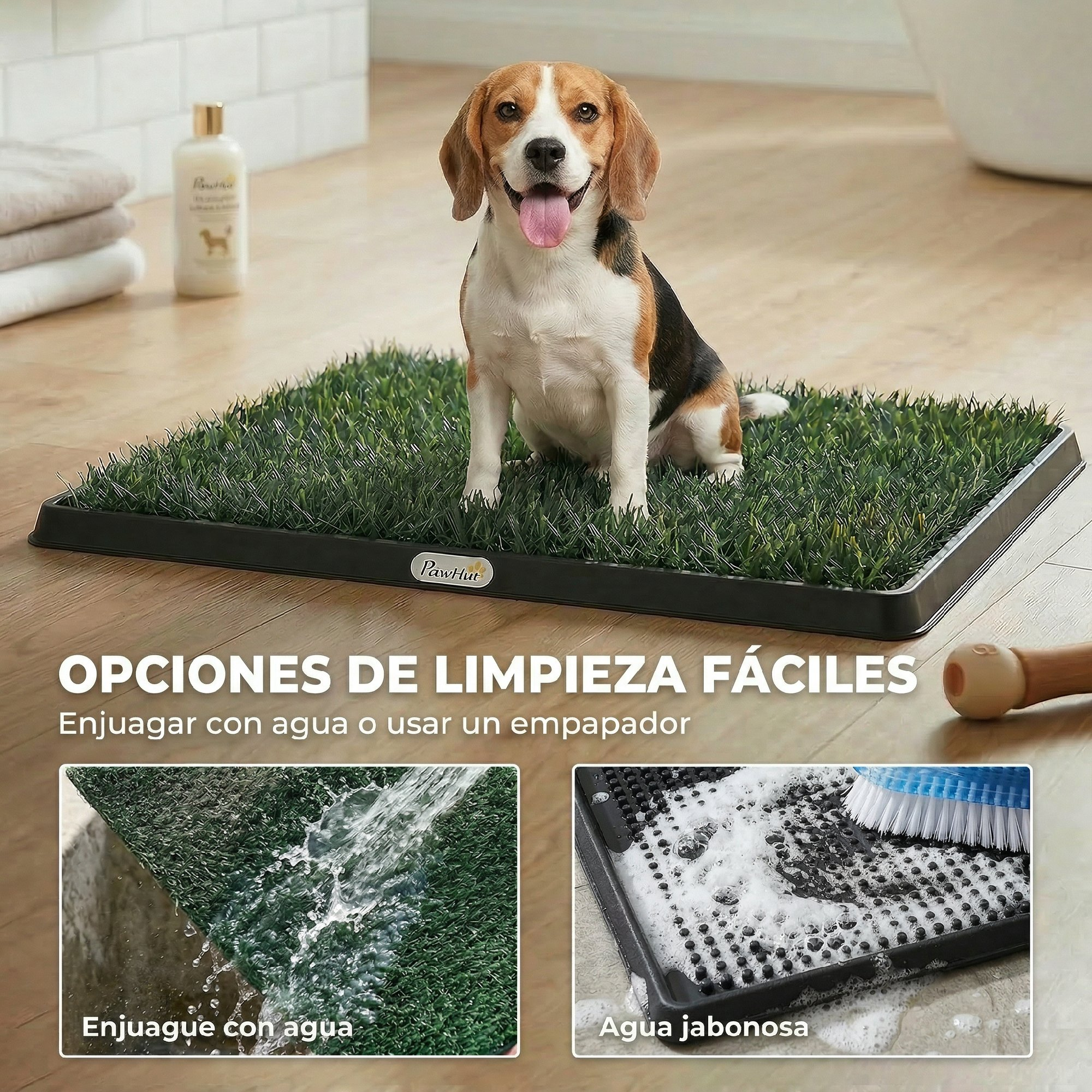 Un beagle sentado en una alfombrilla de césped artificial para perros.