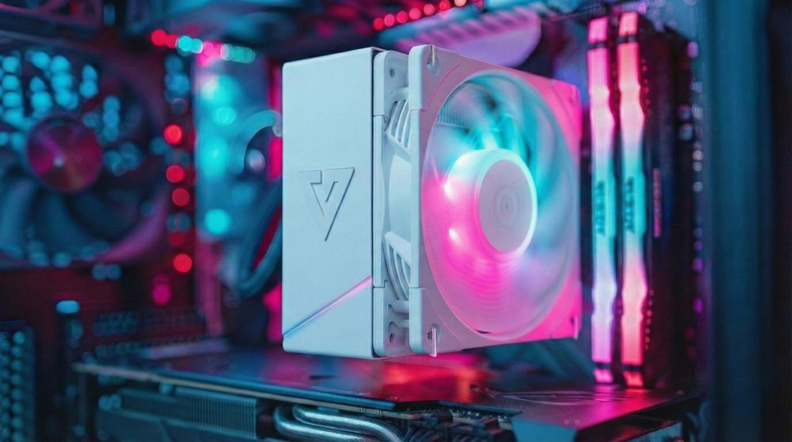 Biały cooler CPU z oświetleniem RGB w obudowie komputera.