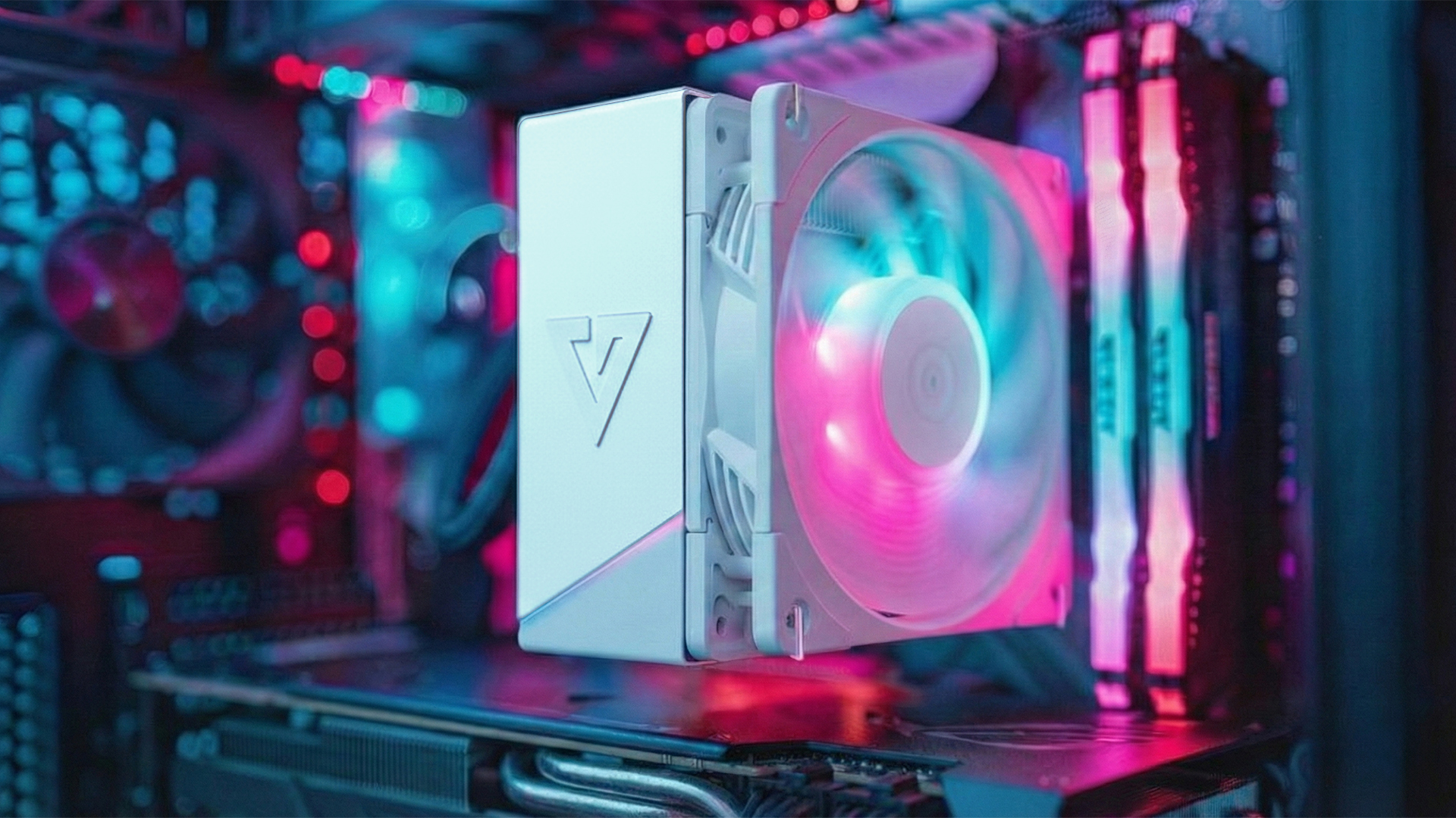 Biała chłodziarka CPU ze światłem RGB w podświetlonym komputerze.