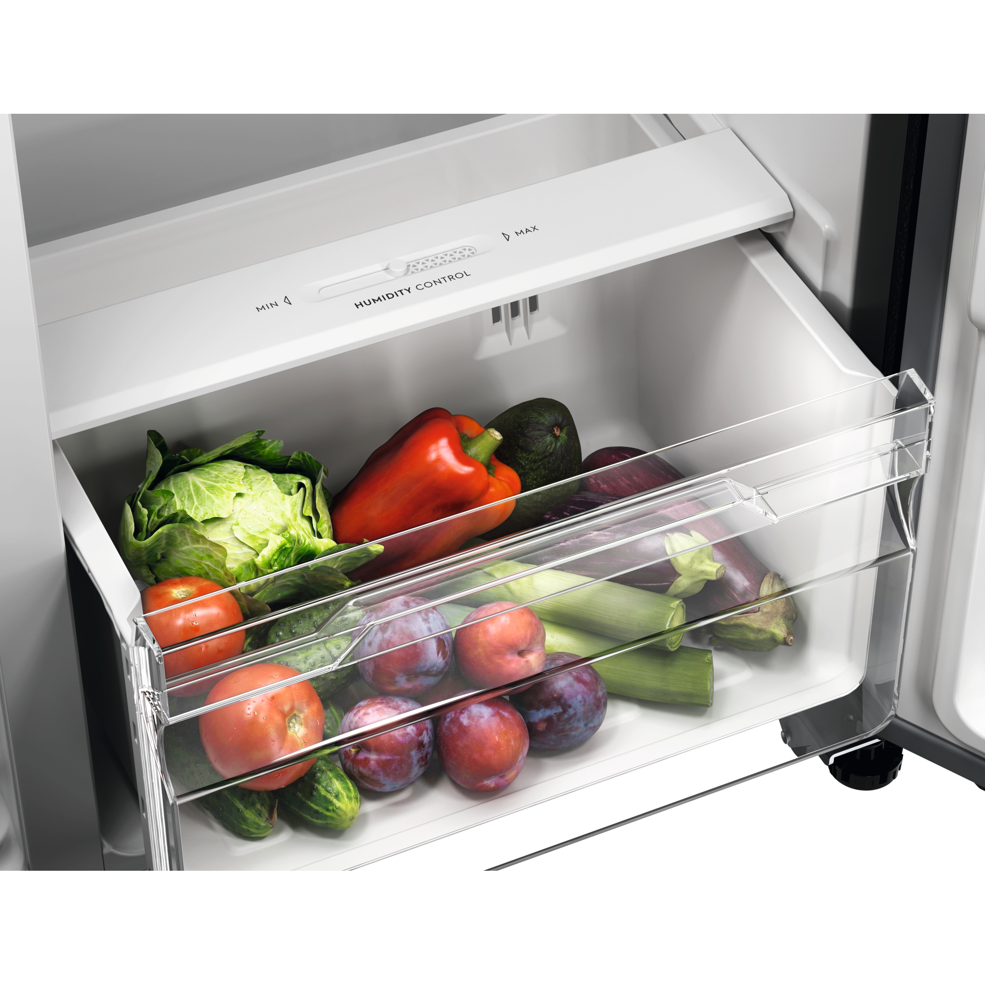 Un cajón de refrigerador lleno de verduras y frutas, incluyendo tomates, pepinos, berenjenas y ciruelas.