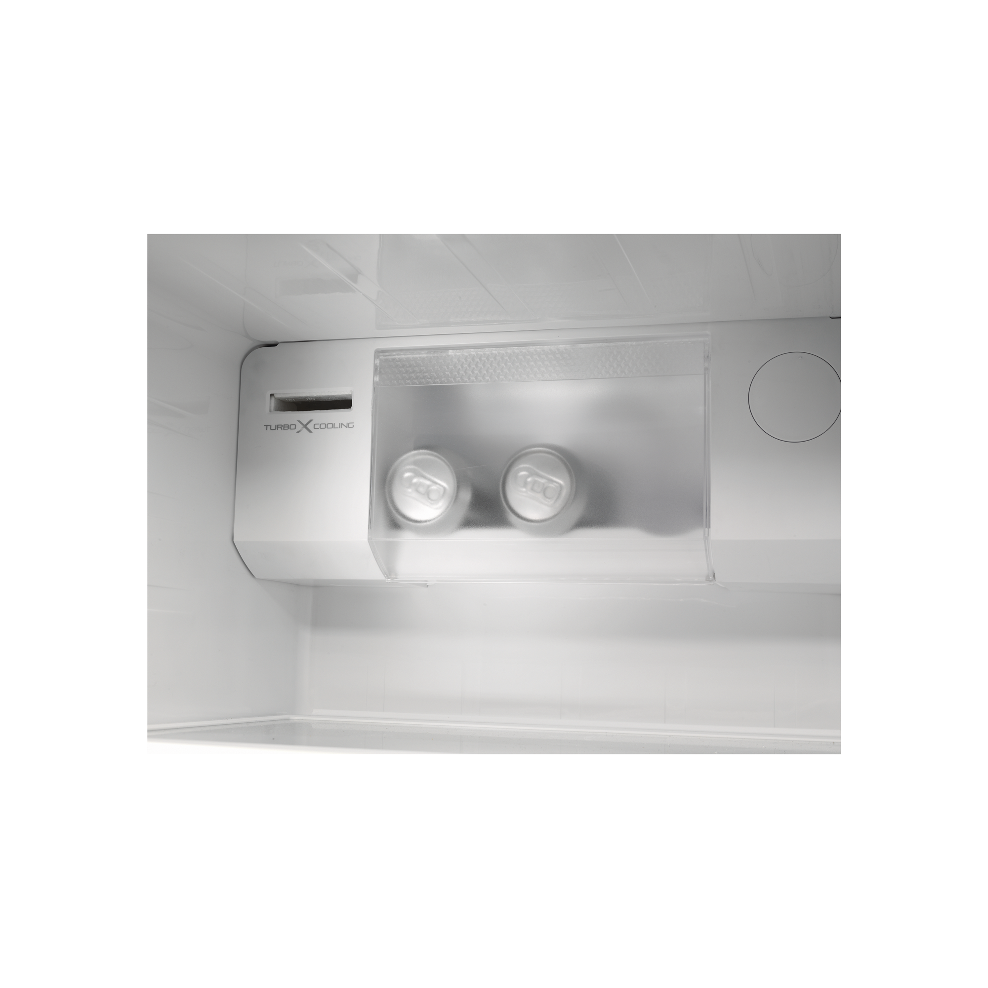 Dos latas plateadas en un compartimento de refrigerador con etiqueta Turbo Cooling.
