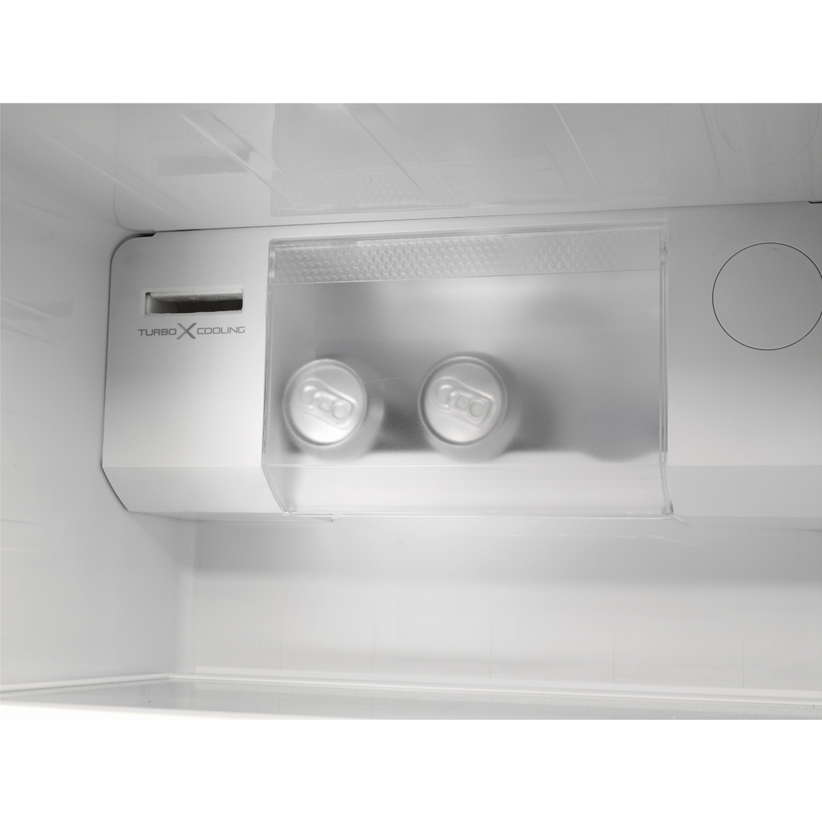 Dentro de un refrigerador, dos latas plateadas están en un compartimento transparente. Se ve el texto Turbo Cooling.