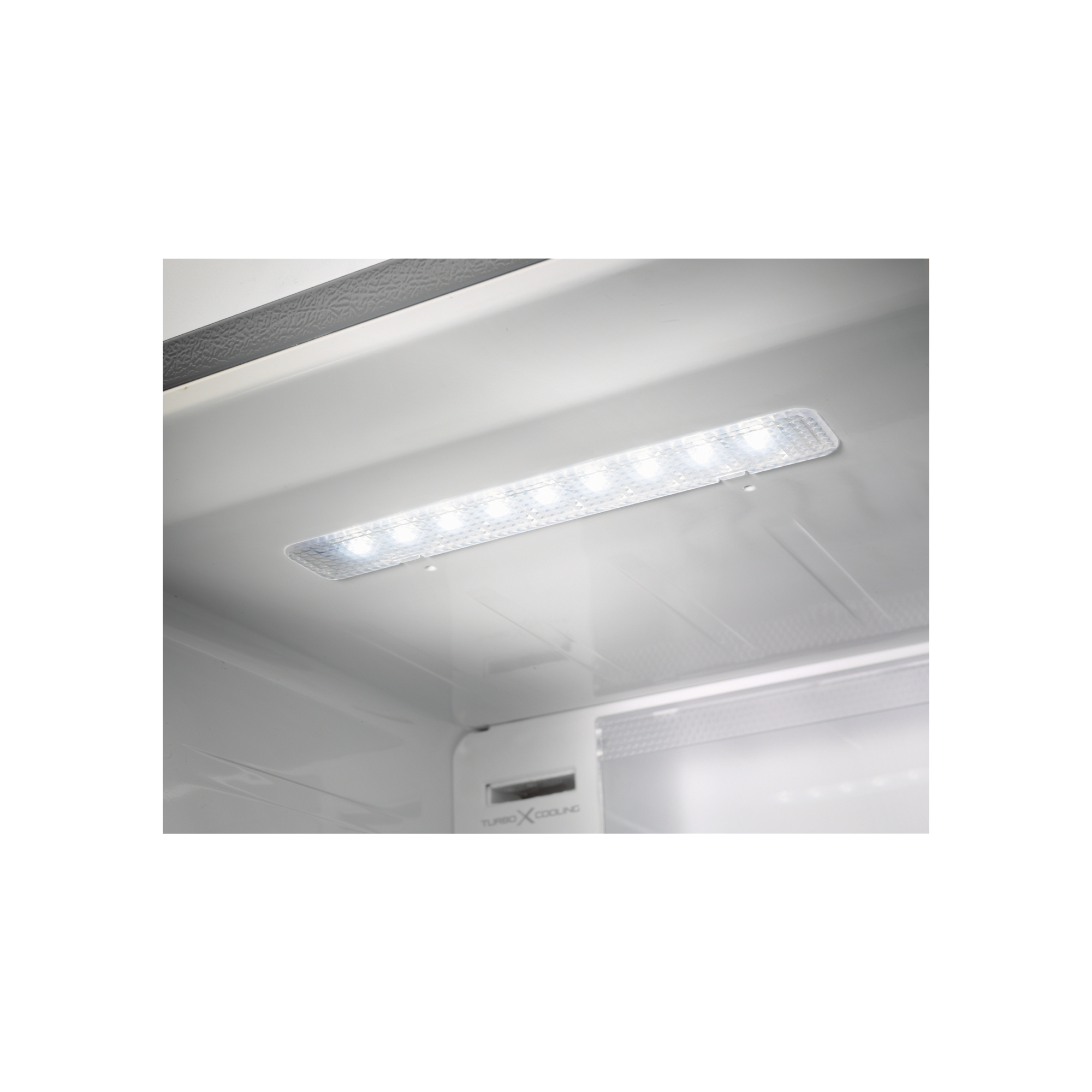 Tira de luz LED brillante en el techo del interior de un refrigerador.