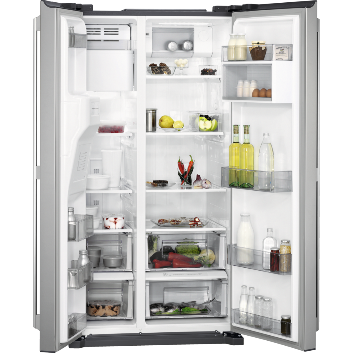 Refrigerador abierto con alimentos como frutas, verduras, botellas y huevos.