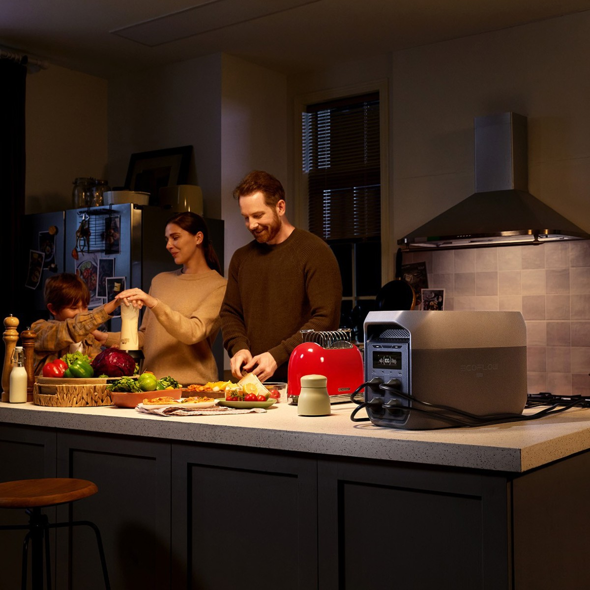 Familie bereitet in der Küche Essen zu, mit Stromaggregat und Toaster.