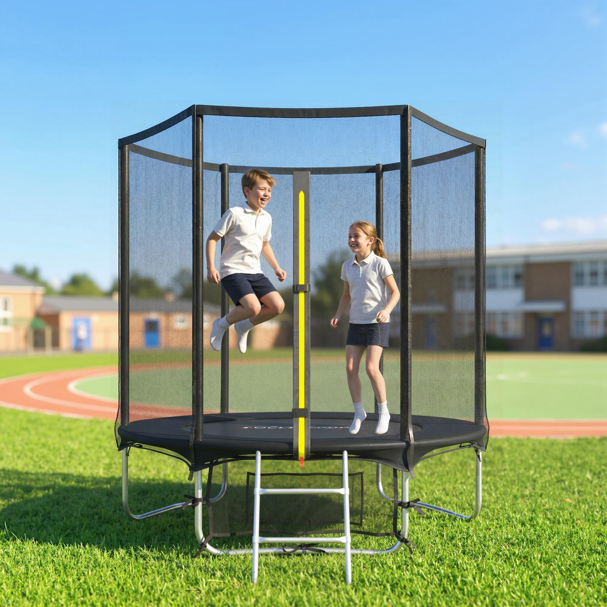 Dos niños saltan en un trampolín exterior, vistiendo polos blancos y faldas/pantalones cortos azules.