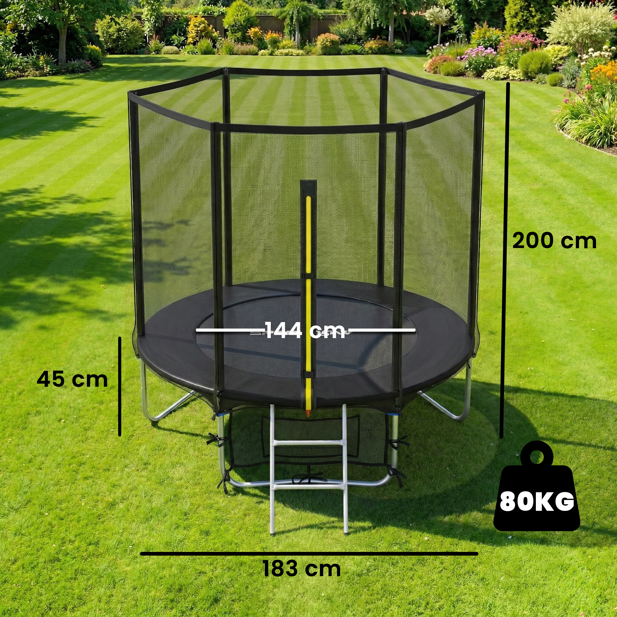 Un trampolín hexagonal con red de seguridad está sobre un césped verde.