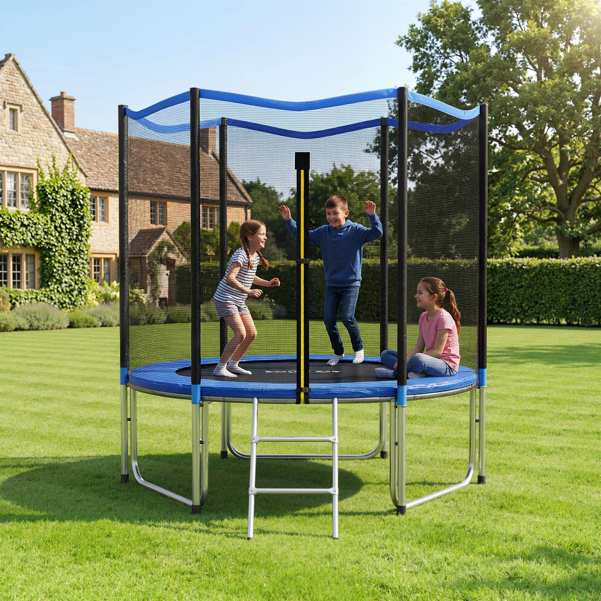 Tres niños en un trampolín en el jardín: dos saltando, uno sentado.