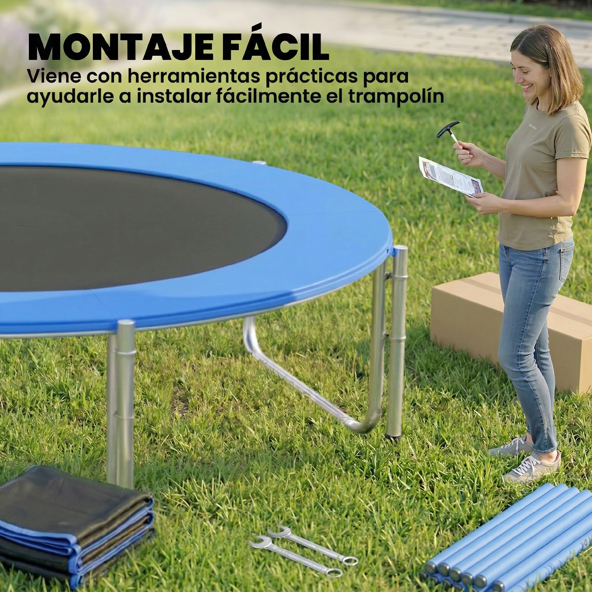 Mujer montando un trampolín azul, sosteniendo instrucciones y herramienta, con piezas en césped.