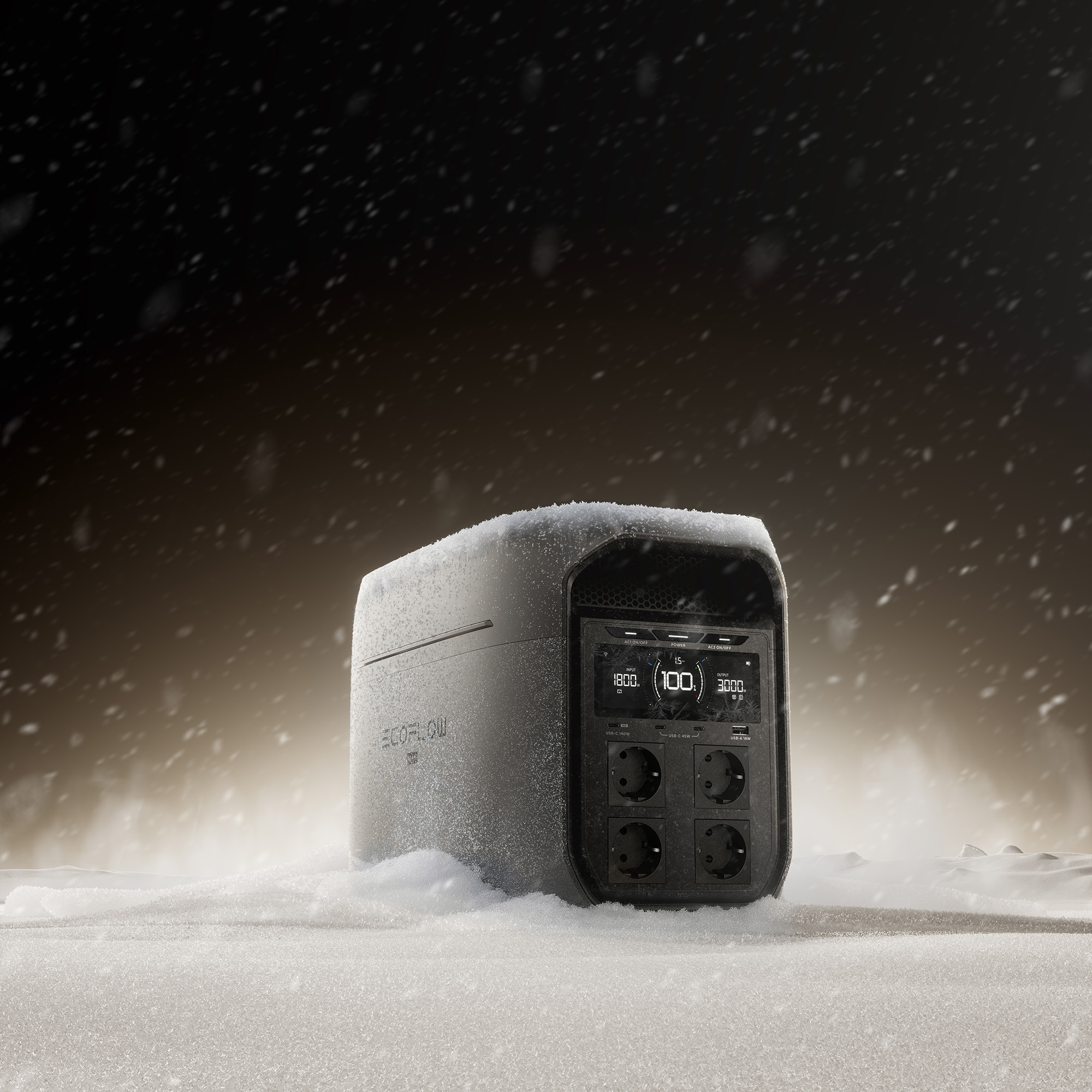 Una estación de energía EcoFlow cubierta de nieve, en la nieve, con copos cayendo.