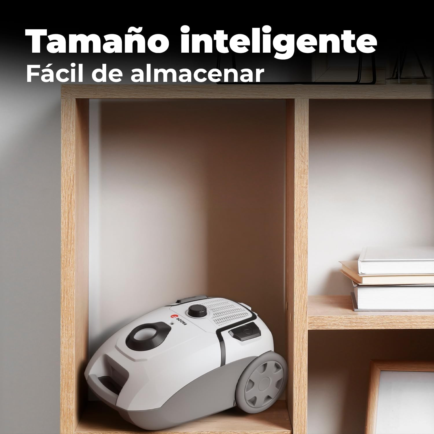 Una aspiradora blanca en un estante de madera junto a libros.