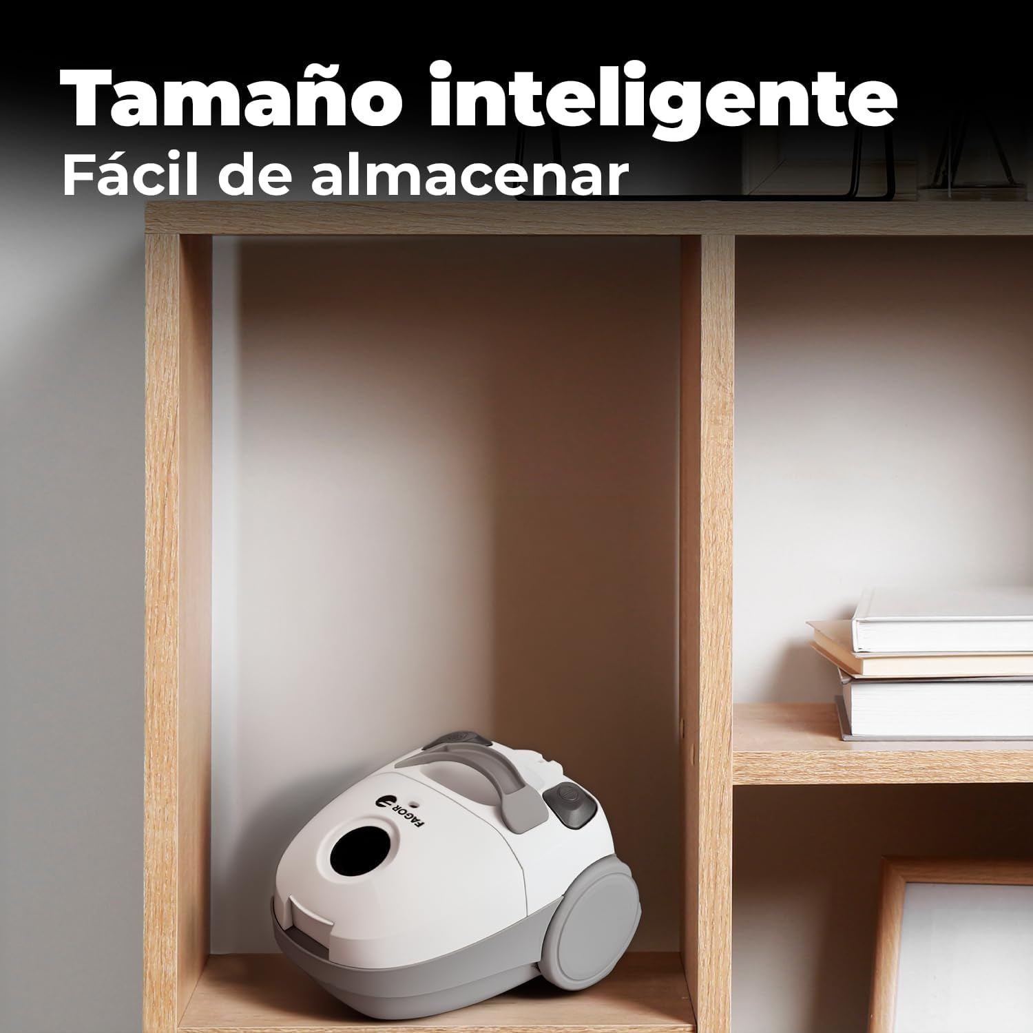 Una aspiradora blanca y gris en un estante de madera junto a libros.