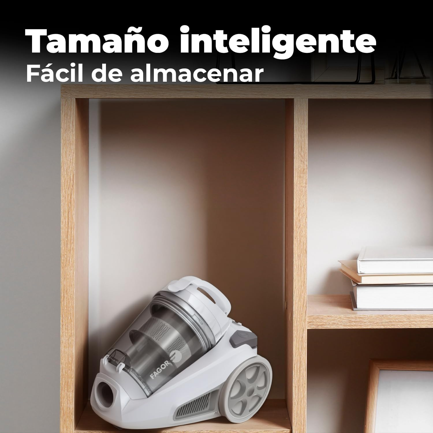 Una aspiradora Fagor blanca descansa en una estantería de madera junto a libros.