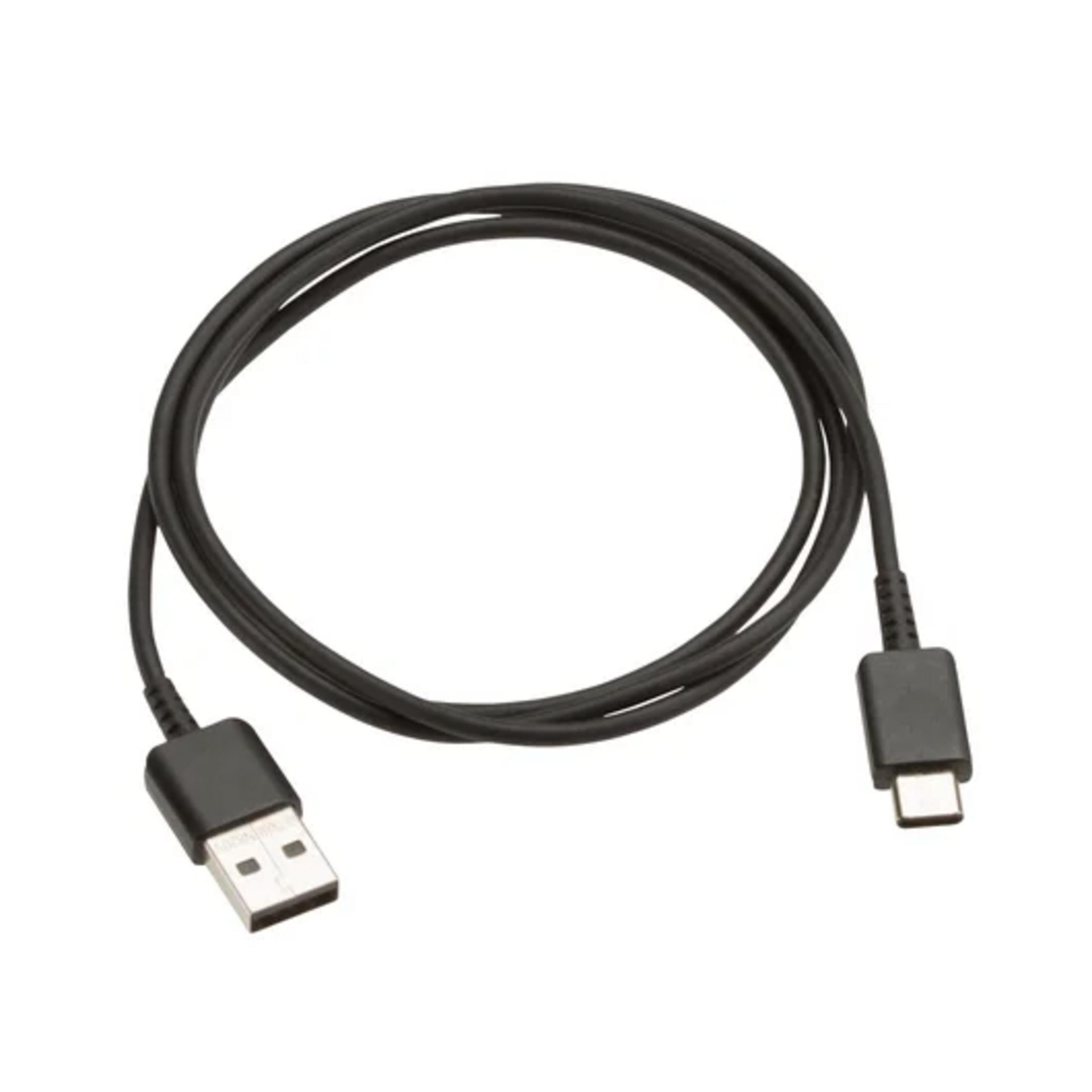 Un cavo USB-A a USB-C nero giace su uno sfondo bianco.