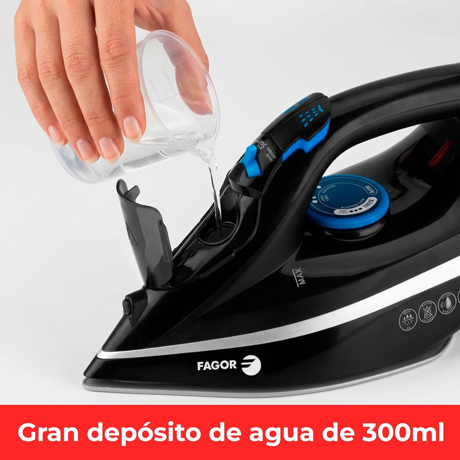 Una mano vierte agua de un vaso medidor a una plancha negra.