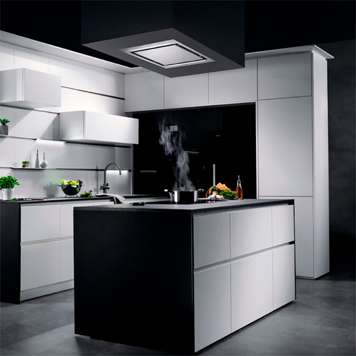 Cocina moderna blanco y negro con isla, olla humeante en la estufa, salpicadero oscuro.