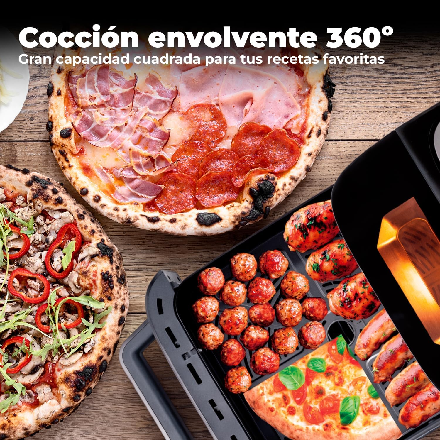 Una freidora de aire con albóndigas, salchichas y pizza en una mesa de madera.