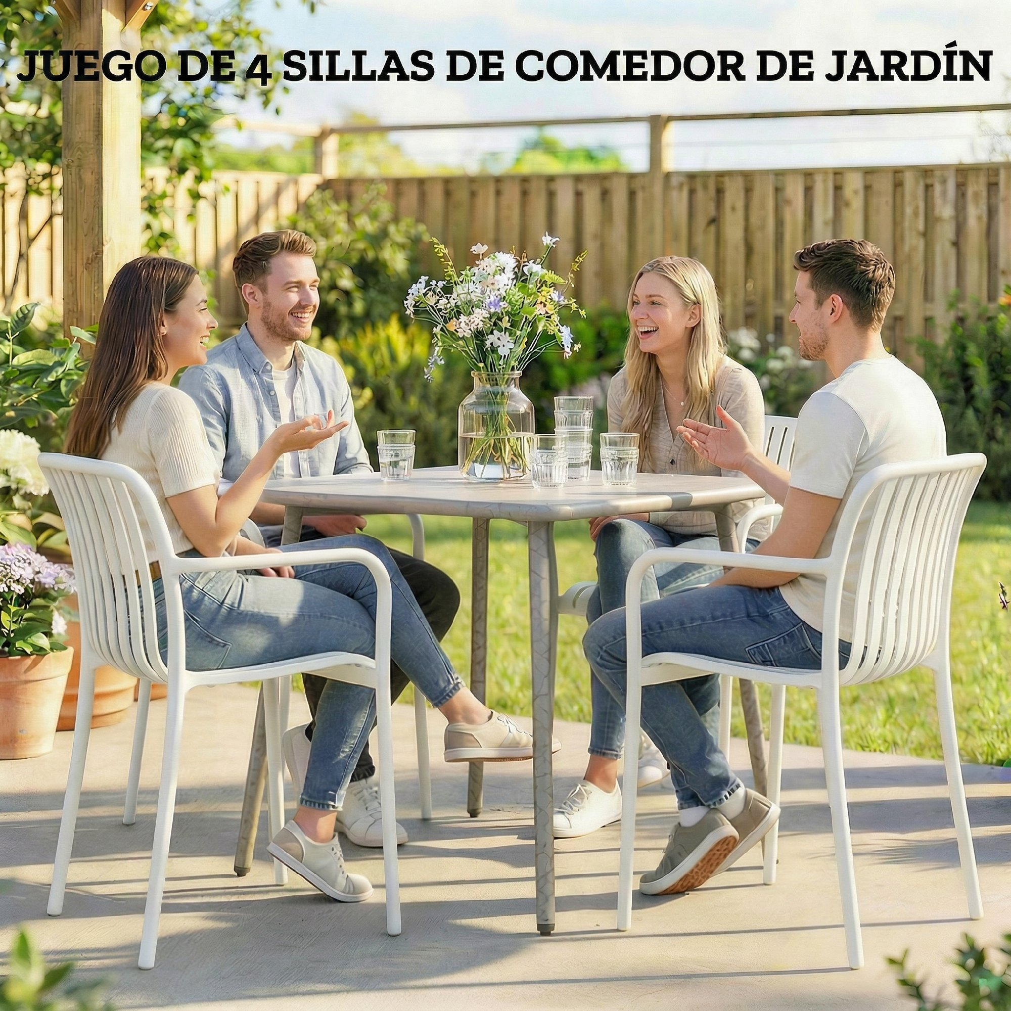 Cuatro personas sentadas en una mesa de jardín al aire libre, sonriendo y hablando.