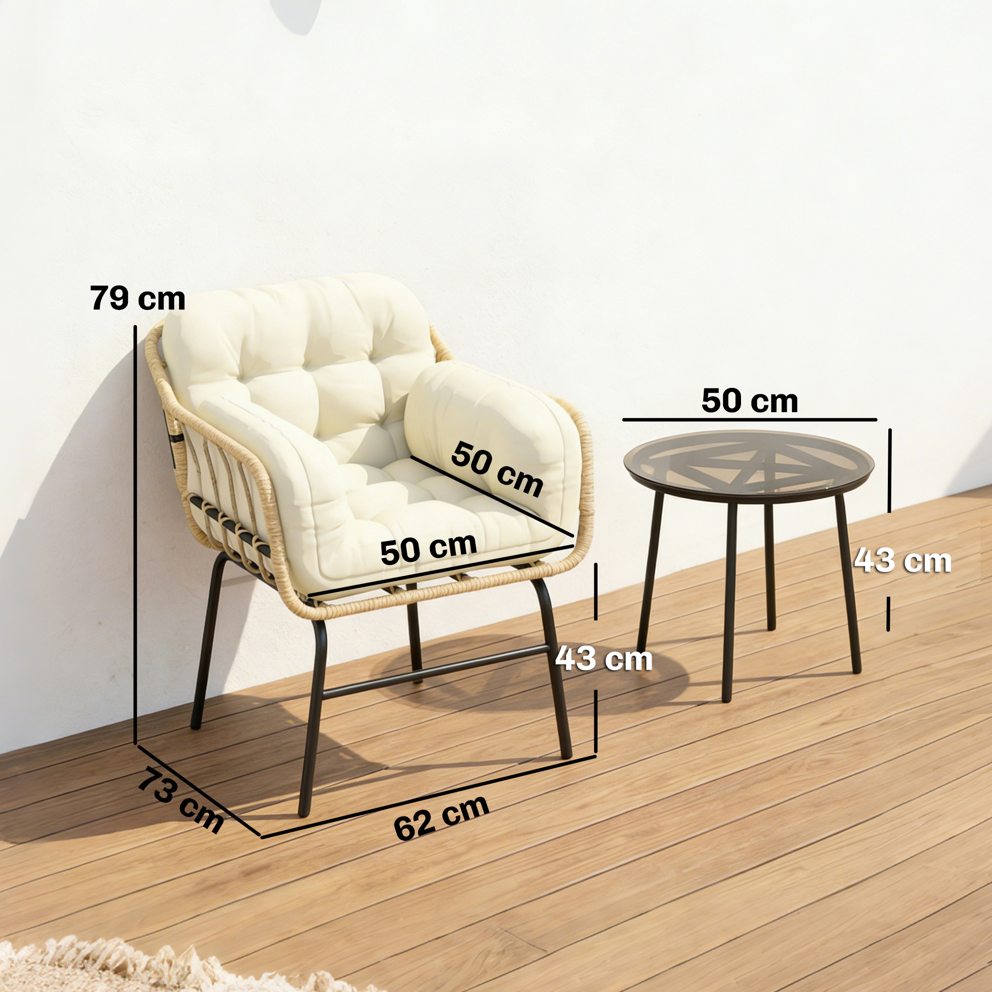 Un sillón beige de ratán y una mesa redonda sobre una terraza de madera. Dimensiones.