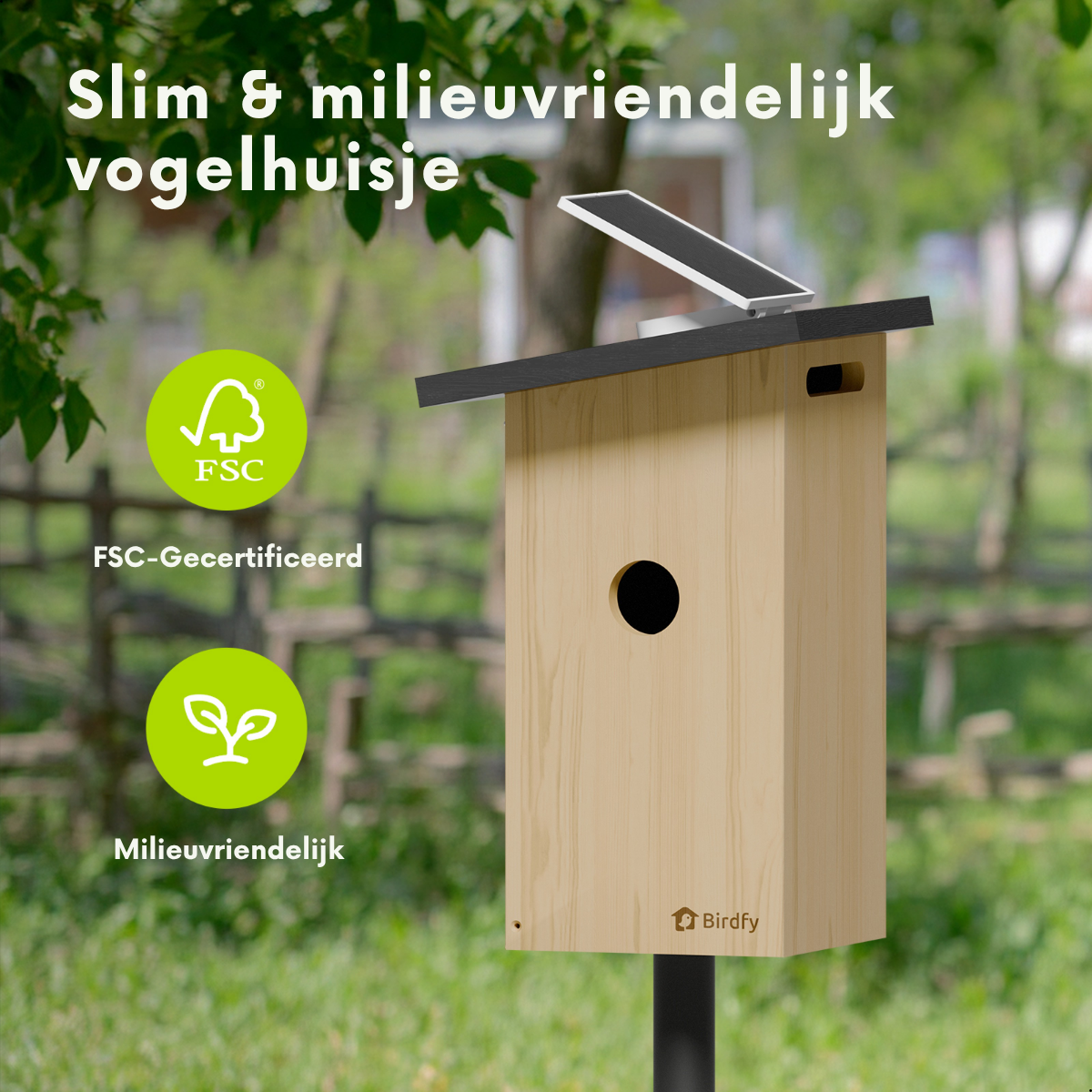 Una casa para pájaros de madera clara con panel solar en el techo.