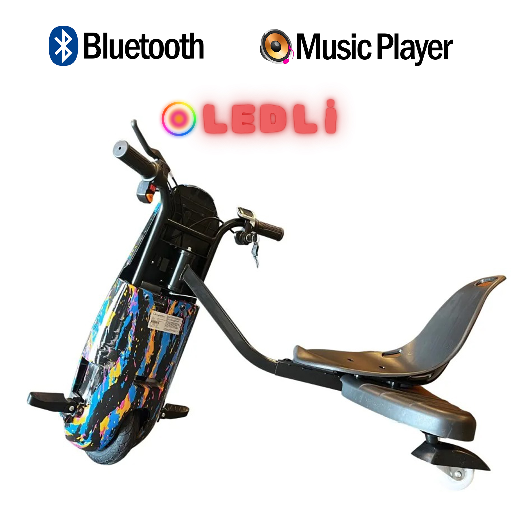 Renkli boyalı, koltuklu ve üç tekerlekli siyah bir scooter.