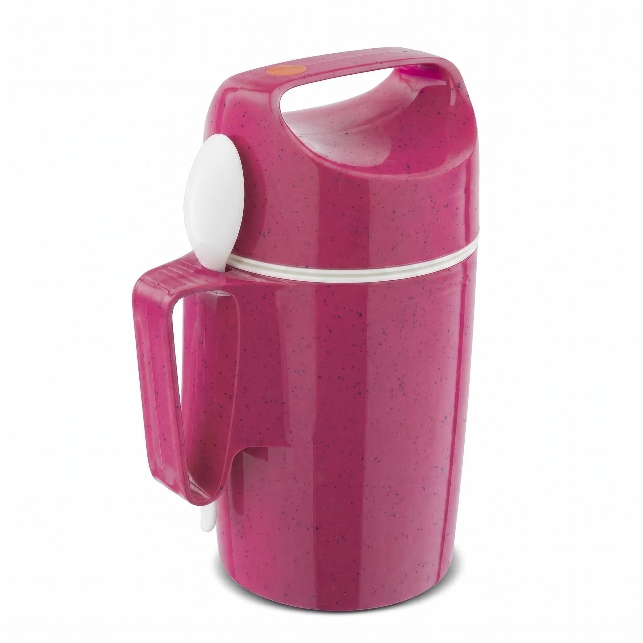Una gelatiera rosa con manico e cucchiaio, su sfondo bianco.